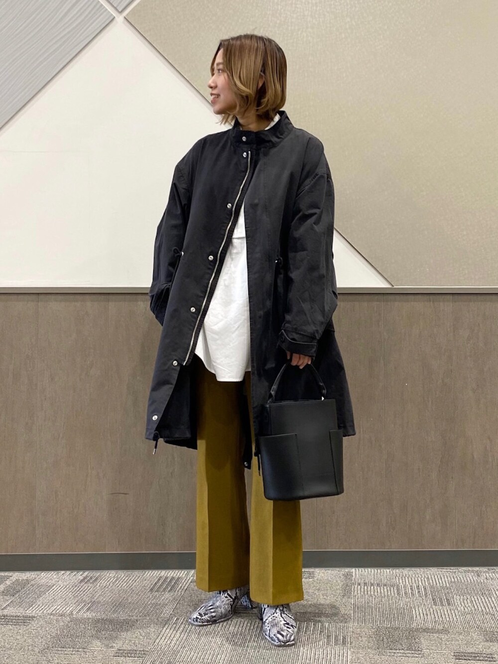 「大人カジュアル、パンツスタイル、シンプル、カジュアル、今日のコーデ、ラフ、おしゃれさんと繋がりたい、カジュアルコーデ、SENSEOFPLACE、春コーデ」｜「SENSE OF PLACE by URBAN RESEARCHのモッズコート（その他アウター、ブラック系）」を使った、oukaさん（レディース・158cm）の冬コーディネートの1枚目の写真