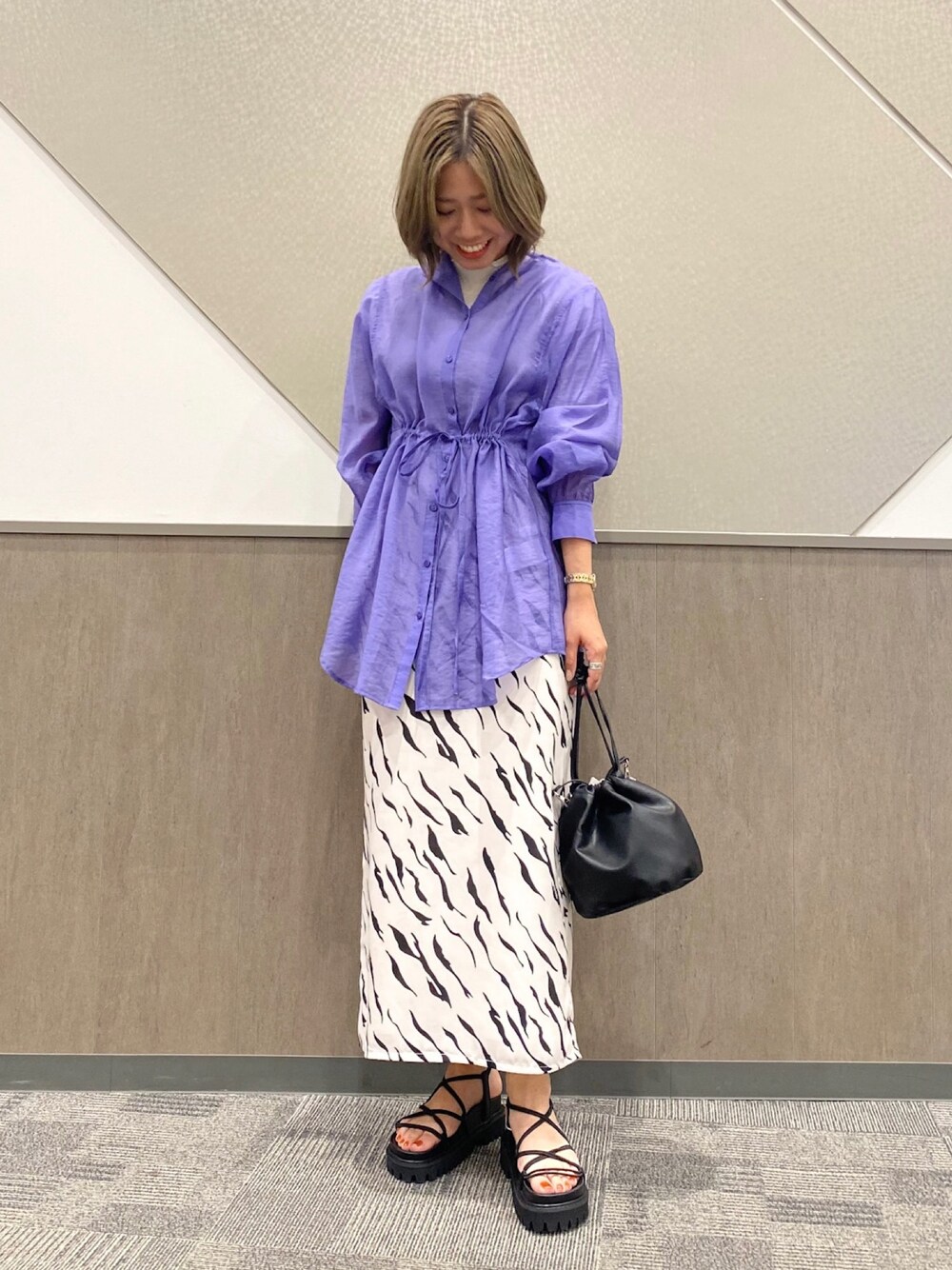 「シアーシャツ、シャツスタイル、スカート、お洒落さんとつながりたい、プチプラ、オーバーサイズ、ootd、サンダル、SENSEOFPLACE、夏コーデ」｜「SENSE OF PLACE by URBAN RESEARCHの2WAYシアーチュニックシャツ（シャツ/ブラウス、パープル系）」を使った、oukaさん（レディース・158cm）の春コーディネートの1枚目の写真