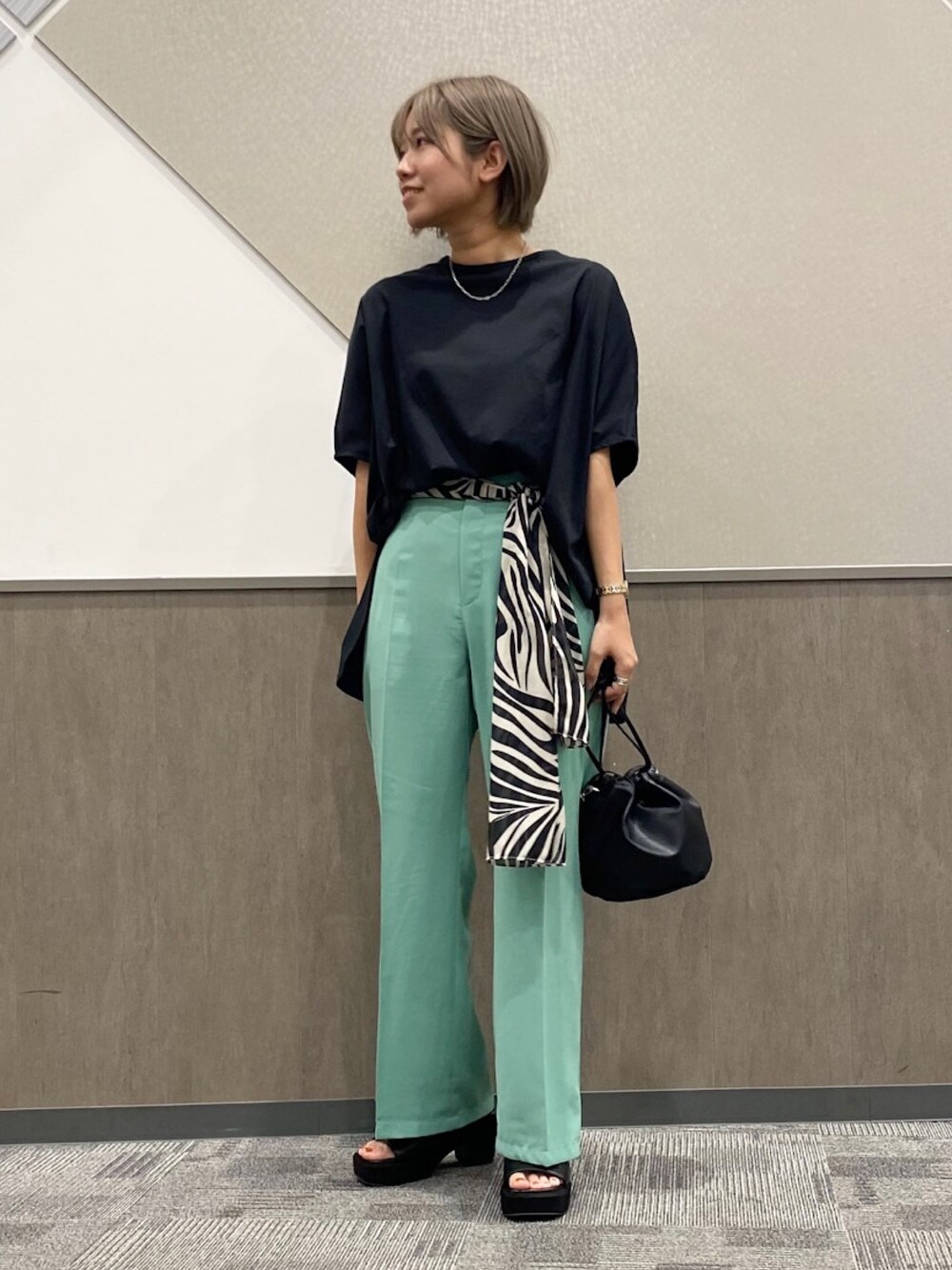 「ラフ、SENSEOFPLACE、パンツスタイル、ootd、シンプルコーデ、ゆるコーデ、ラクチンコーデ、今日のコーデ、お洒落さんとつながりたい、おしゃれさんと繋がりたい」｜「SENSE OF PLACE by URBAN RESEARCHのシルケットポンチョカットソー（Tシャツ/カットソー、ブラック系）」を使った、oukaさん（レディース・158cm）の春コーディネートの1枚目の写真