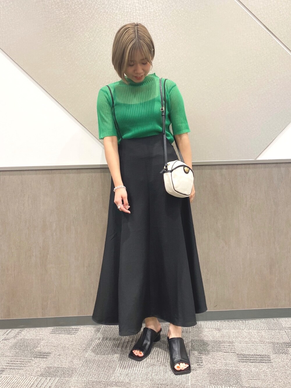 「シンプルコーデ、大人カジュアル、春、カジュアルコーデ、プチプラコーデ、今日のコーデ、ootd、お洒落さんとつながりたい、ワンピース、SENSEOFPLACE」｜「SENSE OF PLACE by URBAN RESEARCHのプチハイネックカラーステッチシアートップ（ニット/セーター、グリーン系）」を使った、oukaさん（レディース・158cm）の春コーディネートの1枚目の写真