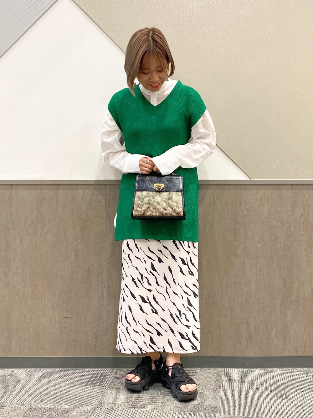 「カジュアル、シャツスタイル、今日のコーデ、大人カジュアル、お洒落さんとつながりたい、おしゃれさんと繋がりたい、SENSEOFPLACE、スカート、グリーン、ootd」｜「SENSE OF PLACE by URBAN RESEARCHのVネックアゼロングベスト（ニット/セーター、グリーン系）」を使った、oukaさん（レディース・158cm）の春コーディネートの1枚目の写真