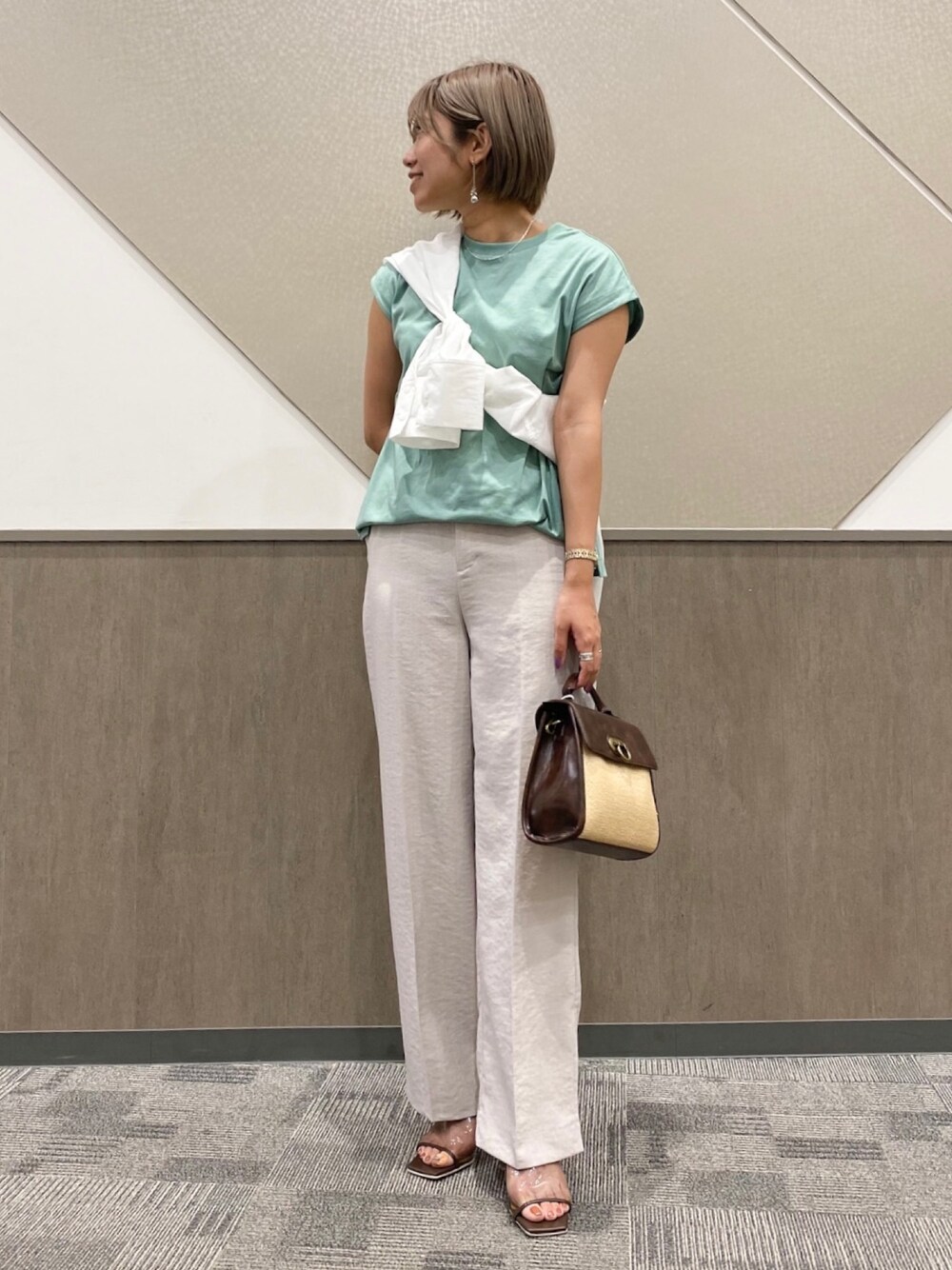 「シンプル、春夏コーデ、ラクチンコーデ、おしゃれさんと繋がりたい、カジュアル、大人カジュアル、サンダル、ootd、Tシャツ、SENSEOFPLACE」｜「SENSE OF PLACE by URBAN RESEARCHのアイテム（Tシャツ/カットソー、グリーン系）」を使った、oukaさん（レディース・158cm）の春コーディネートの1枚目の写真