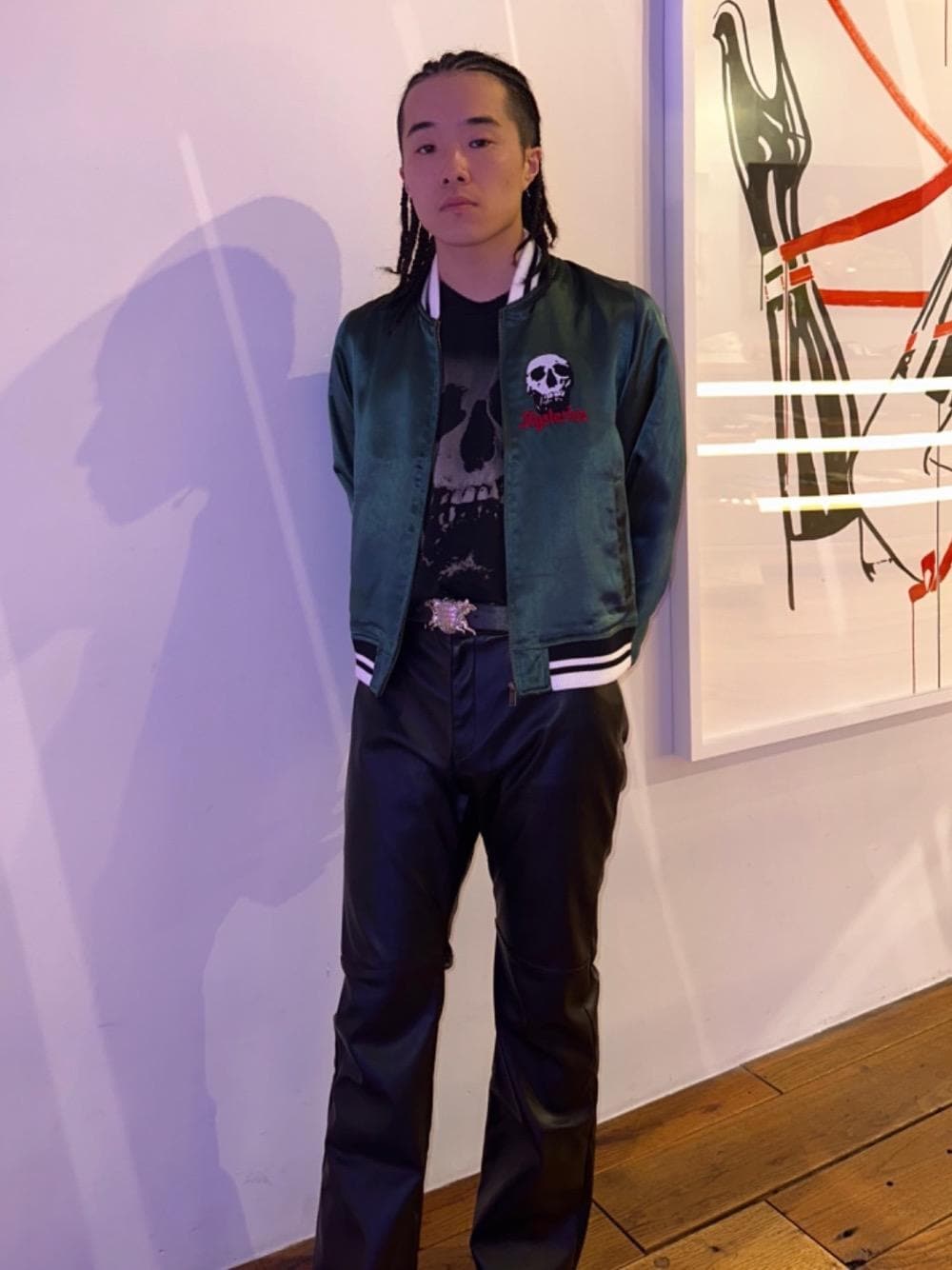 「レザー、ロック、フレアパンツ、バックプリント、ヒステリックグラマー、春こーで、hysteric glamour、あうたー」｜「HYSTERIC GLAMOURのSYNTHETIC LEATHER フレアパンツ（その他パンツ、ブラック系）」を使った、Isshinさん（メンズ・165cm）の春コーディネートの1枚目の写真