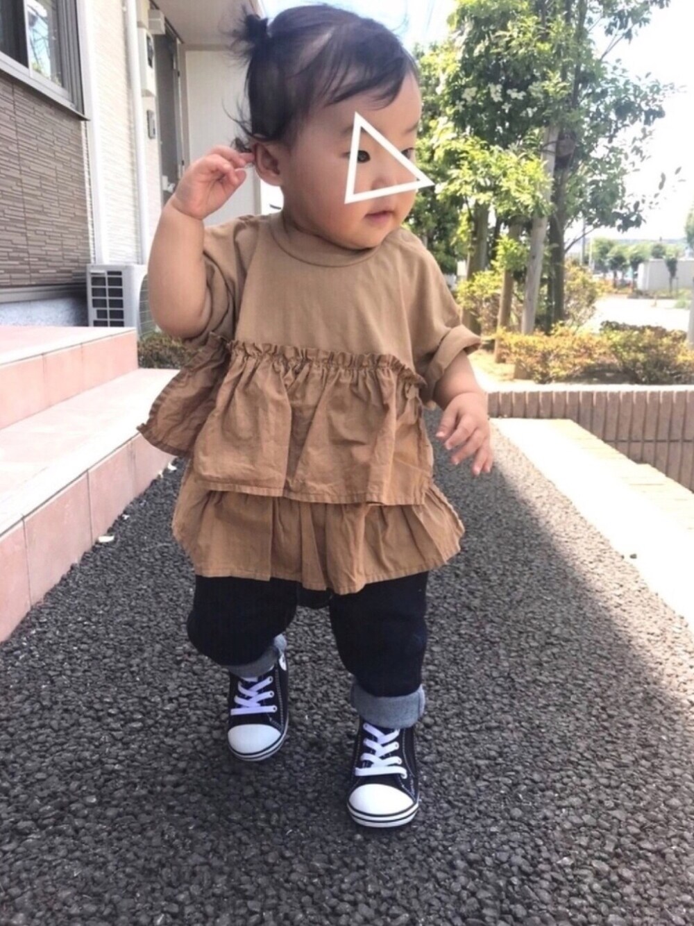 イエロー系のTシャツ/カットソー、ブルー系のデニムパンツ、ブラック系のスニーカーを着用したキッズの夏コーディネートの1枚目の写真