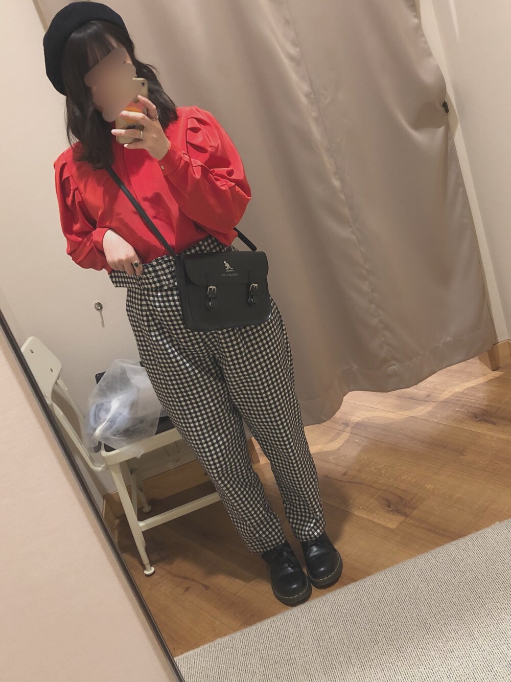 「ギンガムチェック、赤ブラウス、Dr.Martens、ベレー帽、プチプラ、ショルダーバッグ」｜「ZARAのアイテム（パンツ、ブラック系）」を使った、あいかさん（レディース・159cm）の秋コーディネートの1枚目の写真