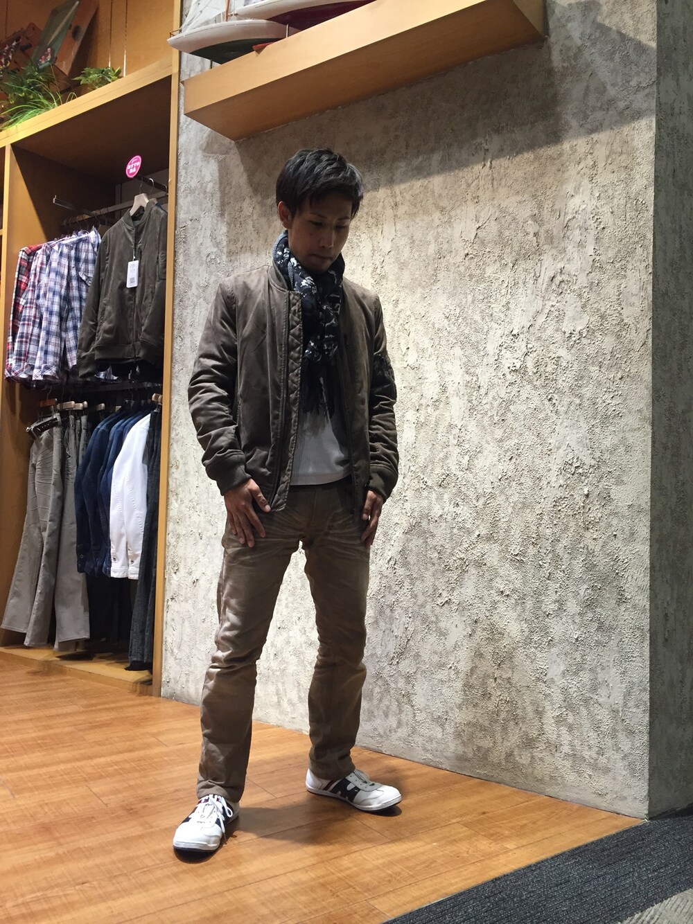 「スウェード、MA-1、カーキ、ベージュ、カモフラ」｜「HIDEAWAYS NICOLEのアイテム（ジャケット/アウター、グリーン系）」を使った、ハイダウェイ 直方さん（メンズ・168cm）の冬コーディネートの1枚目の写真