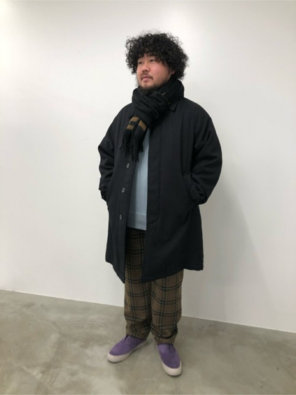 「カジュアル、シンプル、大人カジュアル、ラフ、シンプルコーデ、オトナカジュアル」｜「JOURNAL STANDARDの【LANATEC】DOWNCOAT#（ステンカラーコート、ブラック系）」を使った、ジャーナルスタンダード メンズさん（メンズ・173cm）の冬コーディネートの1枚目の写真