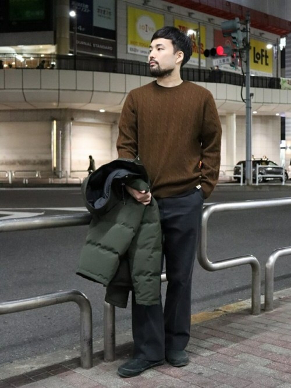 「ニット、セーター、ケーブルニット、ブラウン、カシミヤ、journal standard、ジャーナルスタンダード、cashmere」｜「JOURNAL STANDARDの【CASHMERE100%】カシミヤケーブル クルーネックニット＃（ニット/セーター、ブラウン系）」を使った、ジャーナルスタンダード メンズさん（メンズ・173cm）の冬コーディネートの1枚目の写真