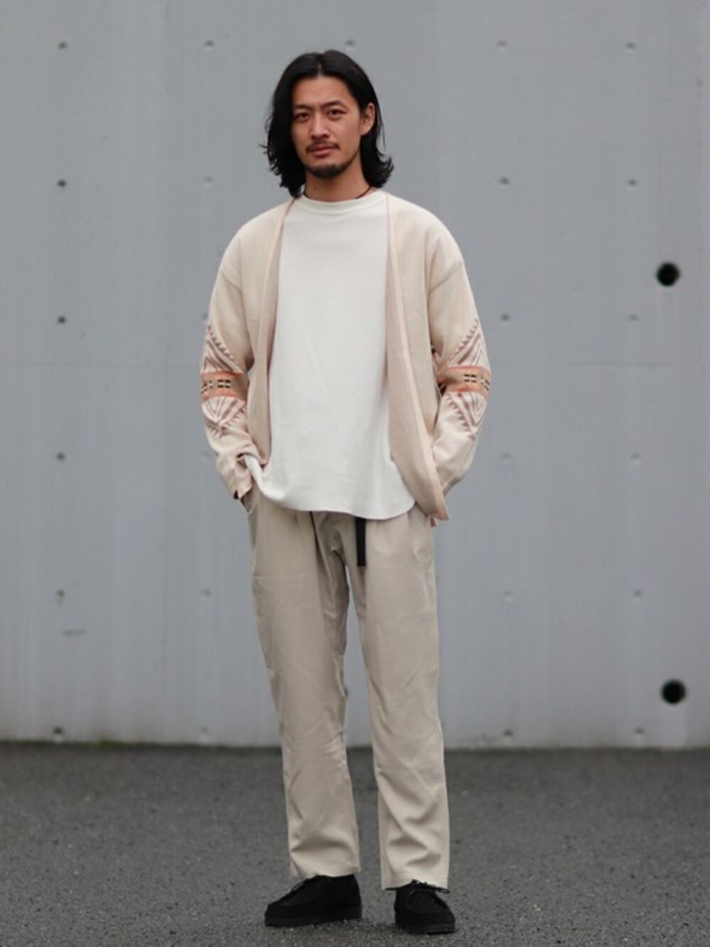 ホワイト系のカーディガン/ボレロ、ベージュ系のその他パンツを着用したメンズの冬コーディネートの1枚目の写真