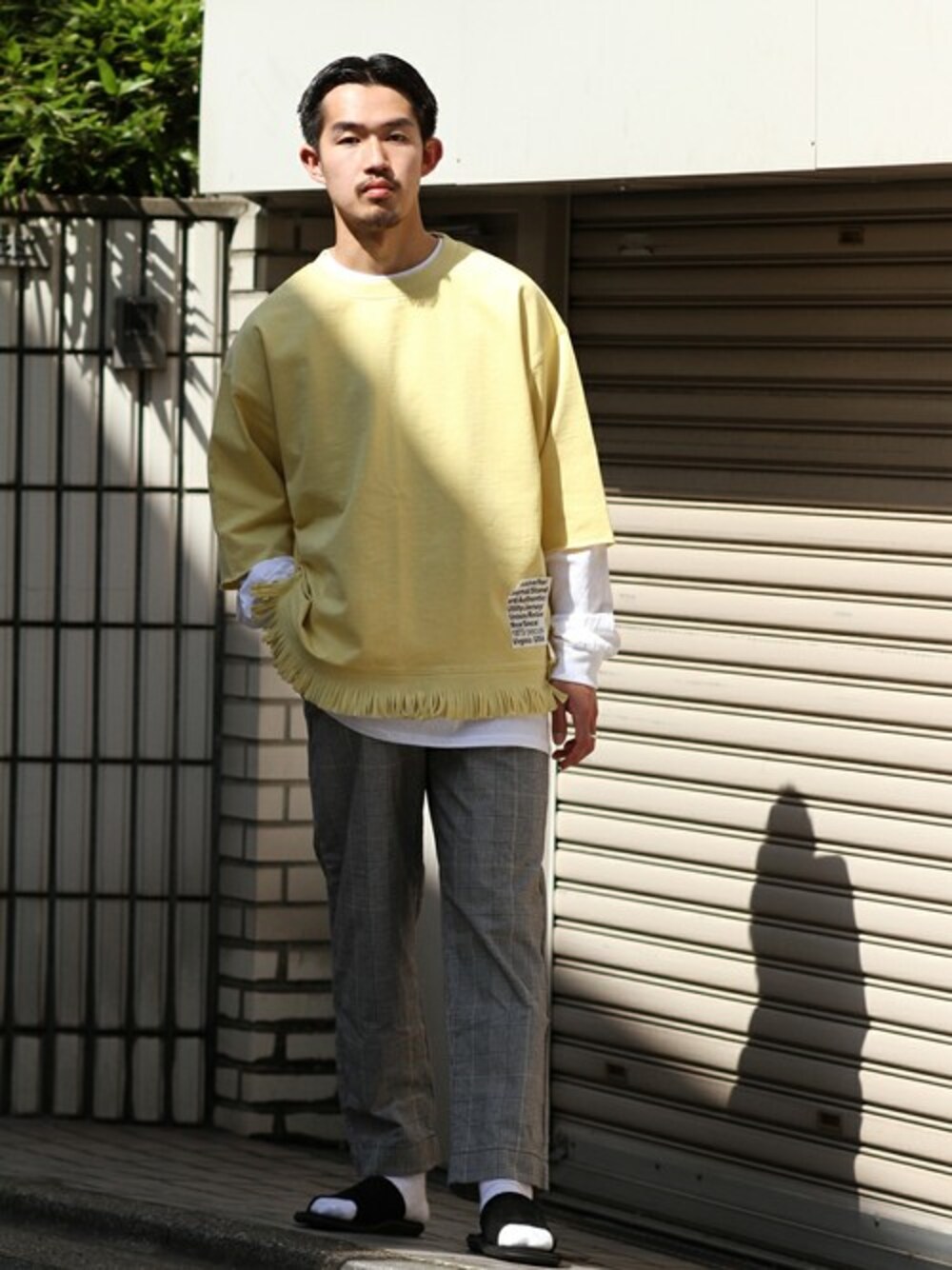 「ビッグシルエット、チェックパンツ、journal standard」｜「DISCUSの◆【DISCUS×JS/ディスカス別注】 ビッグシルエット フリンジ Tシャツ（Tシャツ/カットソー、イエロー系）」を使った、ジャーナルスタンダード メンズさん（メンズ・173cm）の春コーディネートの1枚目の写真