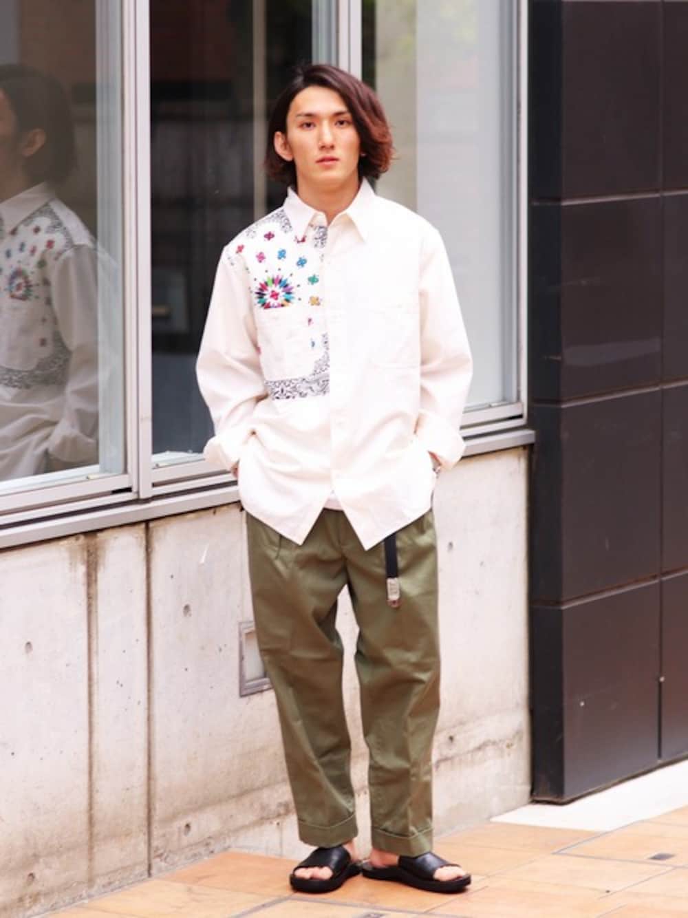 「テーパードパンツ、白シャツ、柄シャツ、journal standard、サンダル、タックパンツ、カーキパンツ、バンダナ柄、春夏コーデ、2020ss」｜「JUTTA NEUMANNの【JUTTA NEUMANN/ユッタ・ニューマン】 HS SIMONE(ROUND)＃（サンダル、ブラック系）」を使った、ジャーナルスタンダード メンズさん（メンズ・167cm）の春コーディネートの1枚目の写真