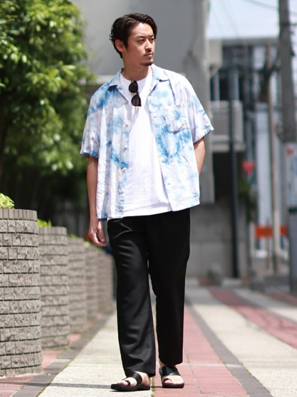 「大人カジュアル、journal standard、サンダル、大人コーデ、ジャーナルスタンダード、シャツスタイル、夏コーデ」｜「Jamsの◆【JAMS / ジャムズ別注】タイダイシャツ（シャツ/ブラウス、ベージュ系）」を使った、ジャーナルスタンダード メンズさん（メンズ・177cm）の春コーディネートの1枚目の写真
