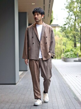 A JOURNAL STANDARD 本社 employee ジャーナルスタンダード メンズ is wearing Journal Standard TRISECT "L.P ST FAT 2TACK TP"
