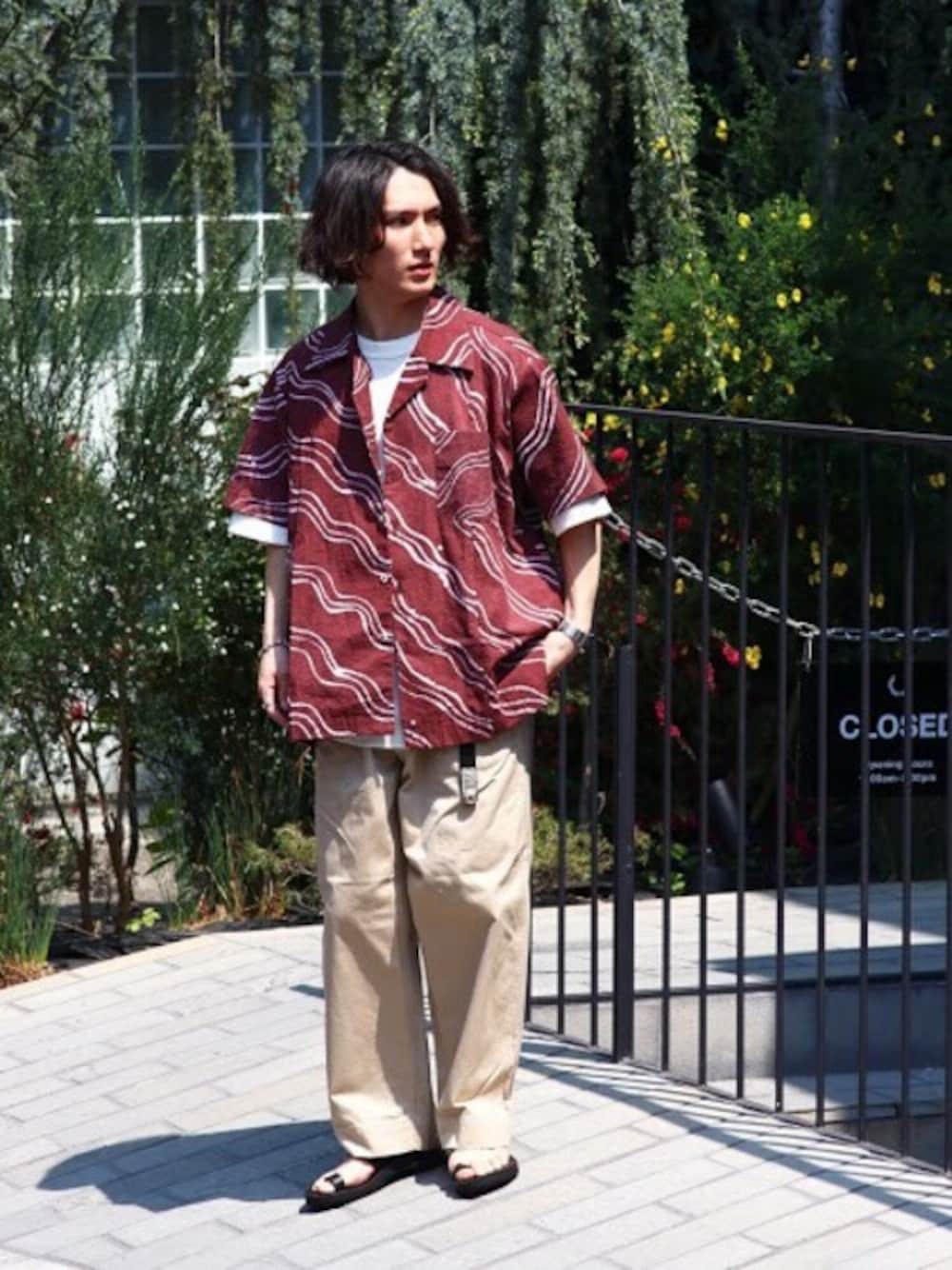 「柄シャツ、ベージュ、ワイドパンツ、サンダル、春コーデ、白Tシャツ、半袖シャツ、2020ss」｜「JOURNAL STANDARDの【POST IMPERIAL/ポスト インペリアル】IJEBU SHIRT（シャツ/ブラウス、ブラウン系）」を使った、ジャーナルスタンダード メンズさん（メンズ・173cm）の春コーディネートの1枚目の写真