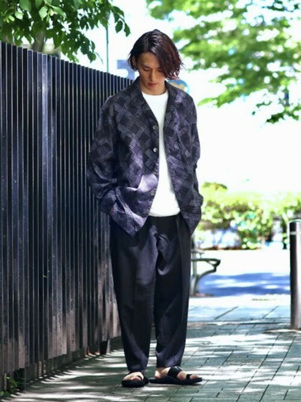 「テーパードパンツ、柄シャツ、モノトーン、キレイめ、サンダル、春コーデ、白Tシャツ、サーマル、2020ss」｜「JOURNAL STANDARDの【RE.MATE/リマイト】Marble check Shirt（シャツ/ブラウス、ブラック系）」を使った、ジャーナルスタンダード メンズさん（メンズ・173cm）の春コーディネートの1枚目の写真