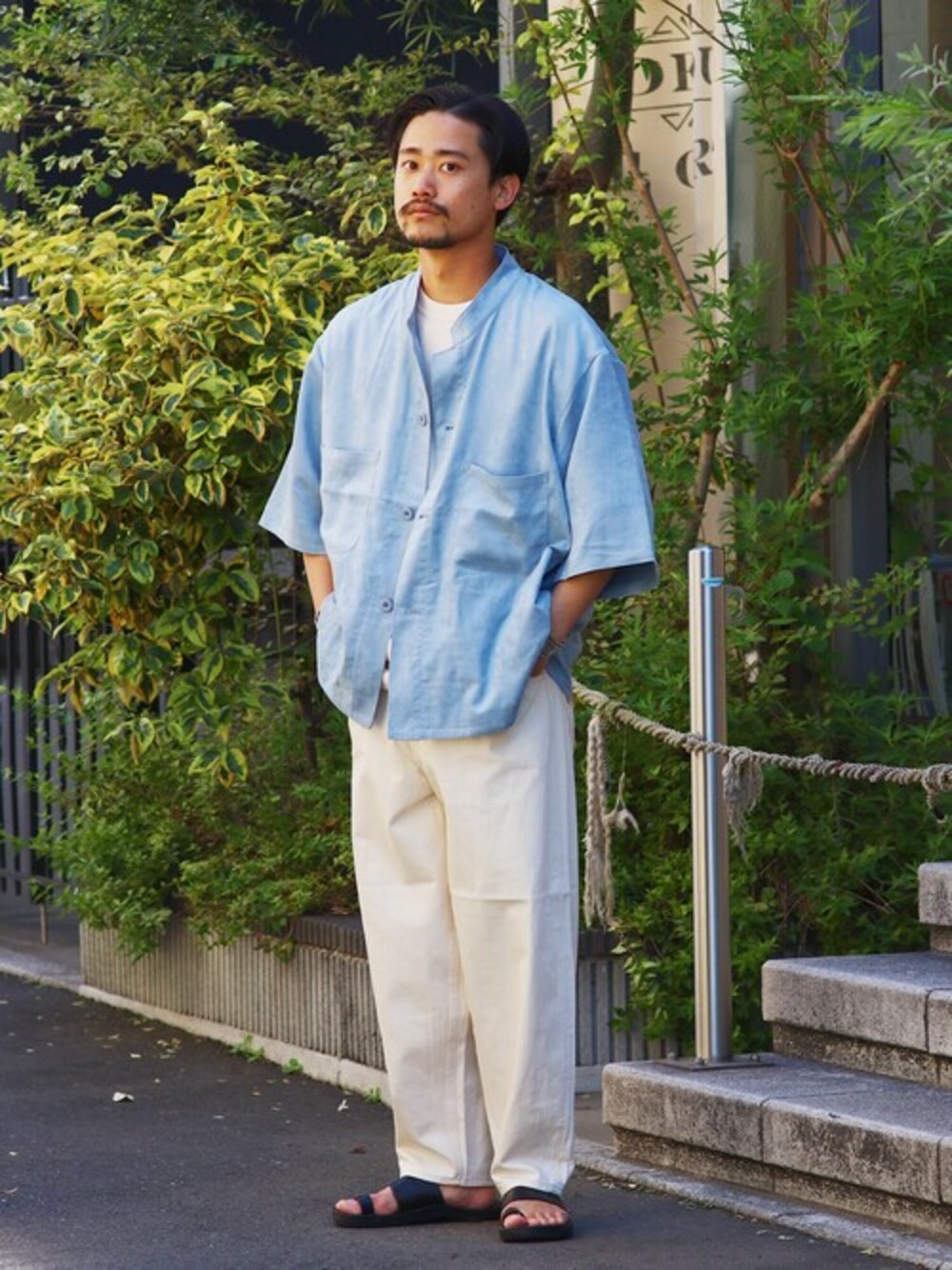 「デニム、ブラック、ホワイト、ブルー、大人カジュアル、journal standard、サンダル、シャツスタイル」｜「JOURNAL STANDARDのSLOW STAND CA H/S（シャツ/ブラウス、ブルー系）」を使った、ジャーナルスタンダード メンズさん（メンズ・173cm）の春コーディネートの1枚目の写真