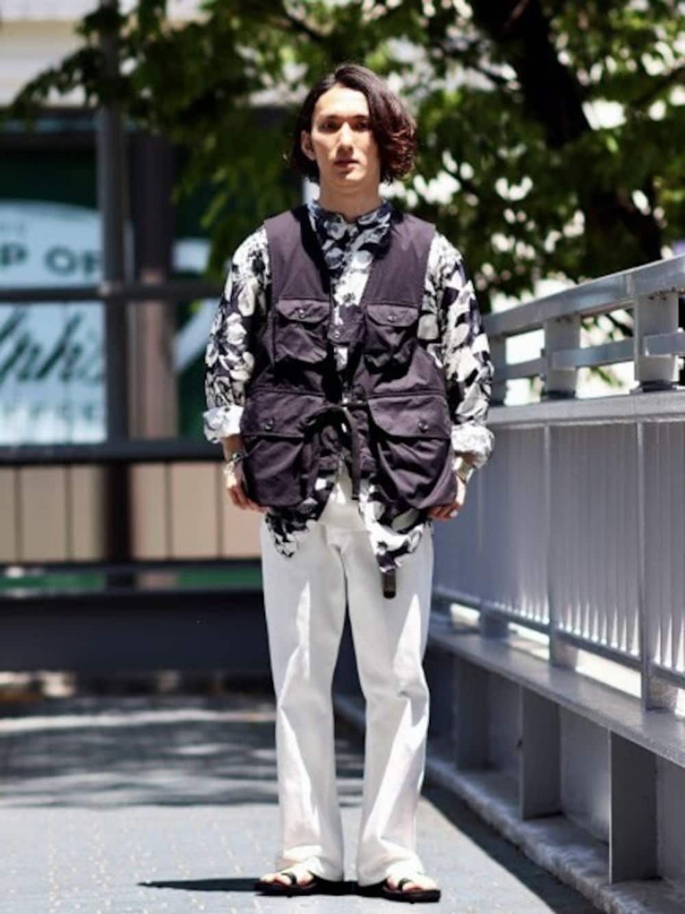「柄シャツ、ベスト、モノトーン、サンダル、白パンツ、春コーデ、白Tシャツ、2020ss」｜「JOURNAL STANDARDの【BANANATIME / バナナタイム】SLIM GRANDAD SHIRTS#（シャツ/ブラウス、ブラック系）」を使った、ジャーナルスタンダード メンズさん（メンズ・173cm）の春コーディネートの1枚目の写真