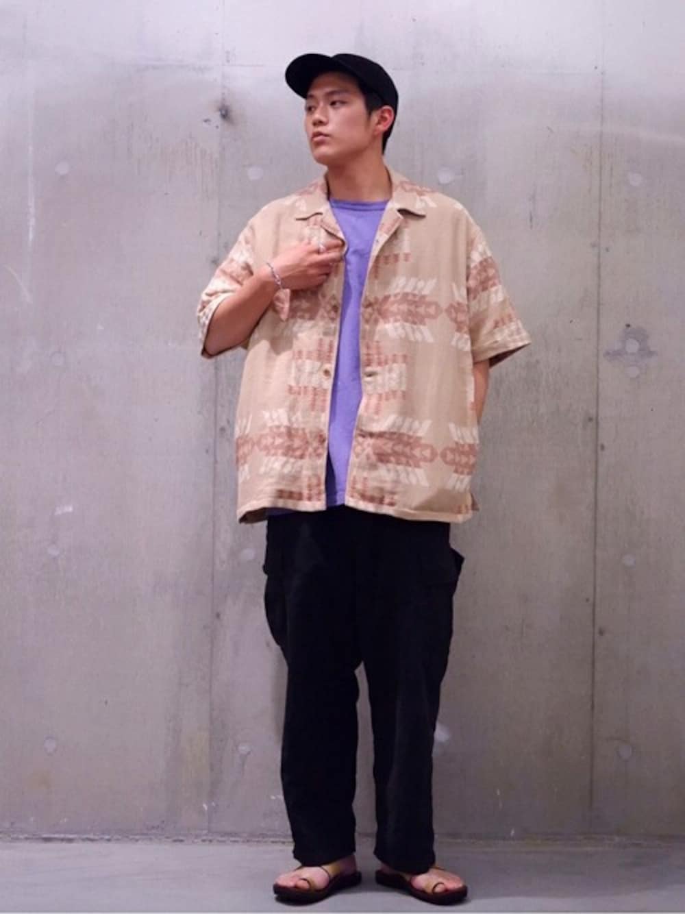 「柄シャツ、チャンピオン、カーゴパンツ、journal standard、サンダル、パープル、ジャーナルスタンダード」｜「Championの【CHAMPION ×JS 】T-1011 US T-SHIRT WITH POCK（Tシャツ/カットソー、ブルー系）」を使った、ジャーナルスタンダード メンズさん（メンズ・176cm）の夏コーディネートの1枚目の写真