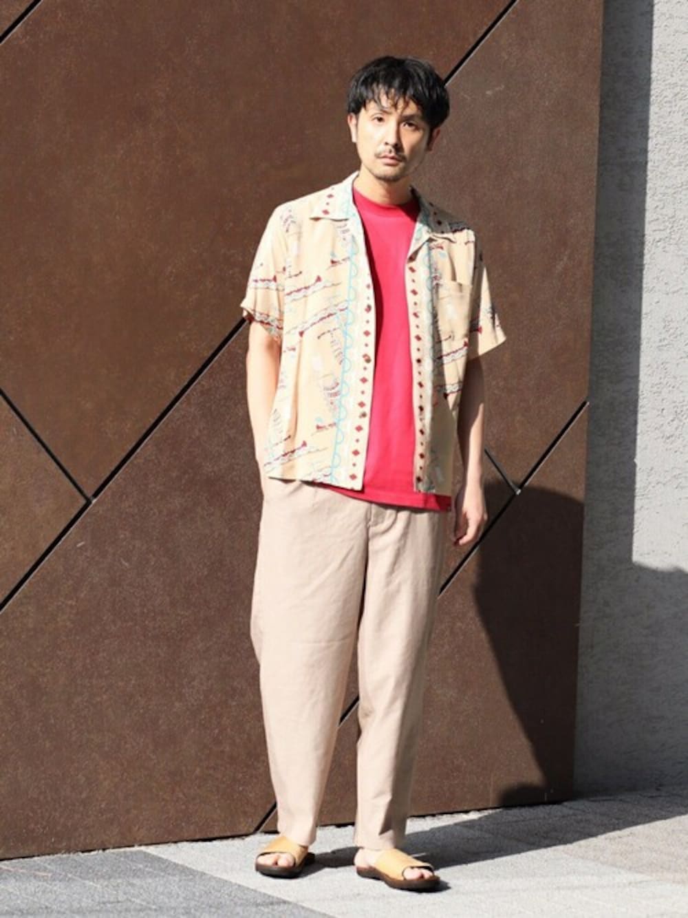 「サンダル、リラックススタイル、アロハシャツ、サマースタイル、ガラシャツ」｜「SUN SURFの【SUNSURF / サンサーフ】 POLYNESIAN CONOE（シャツ/ブラウス、ベージュ系）」を使った、ジャーナルスタンダード メンズさん（メンズ・182cm）の夏コーディネートの1枚目の写真