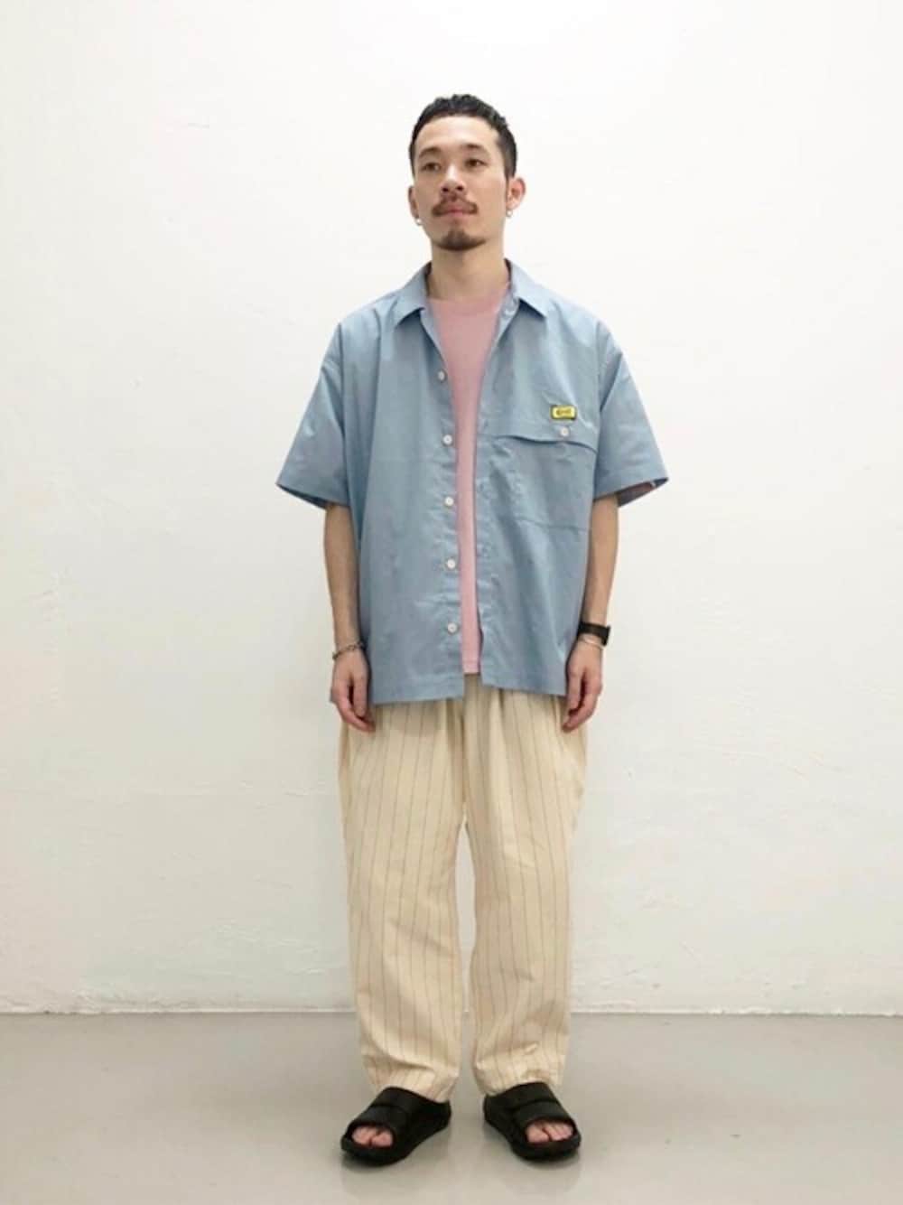 「ビッグシルエット、サンダル、シャツスタイル、夏コーデ、2020ss」｜「JOURNAL STANDARDの【COWDEN×JOURNAL STANDARD】ACTIVE SH（シャツ/ブラウス、ブラック系）」を使った、ジャーナルスタンダード メンズさん（メンズ・164cm）の夏コーディネートの1枚目の写真