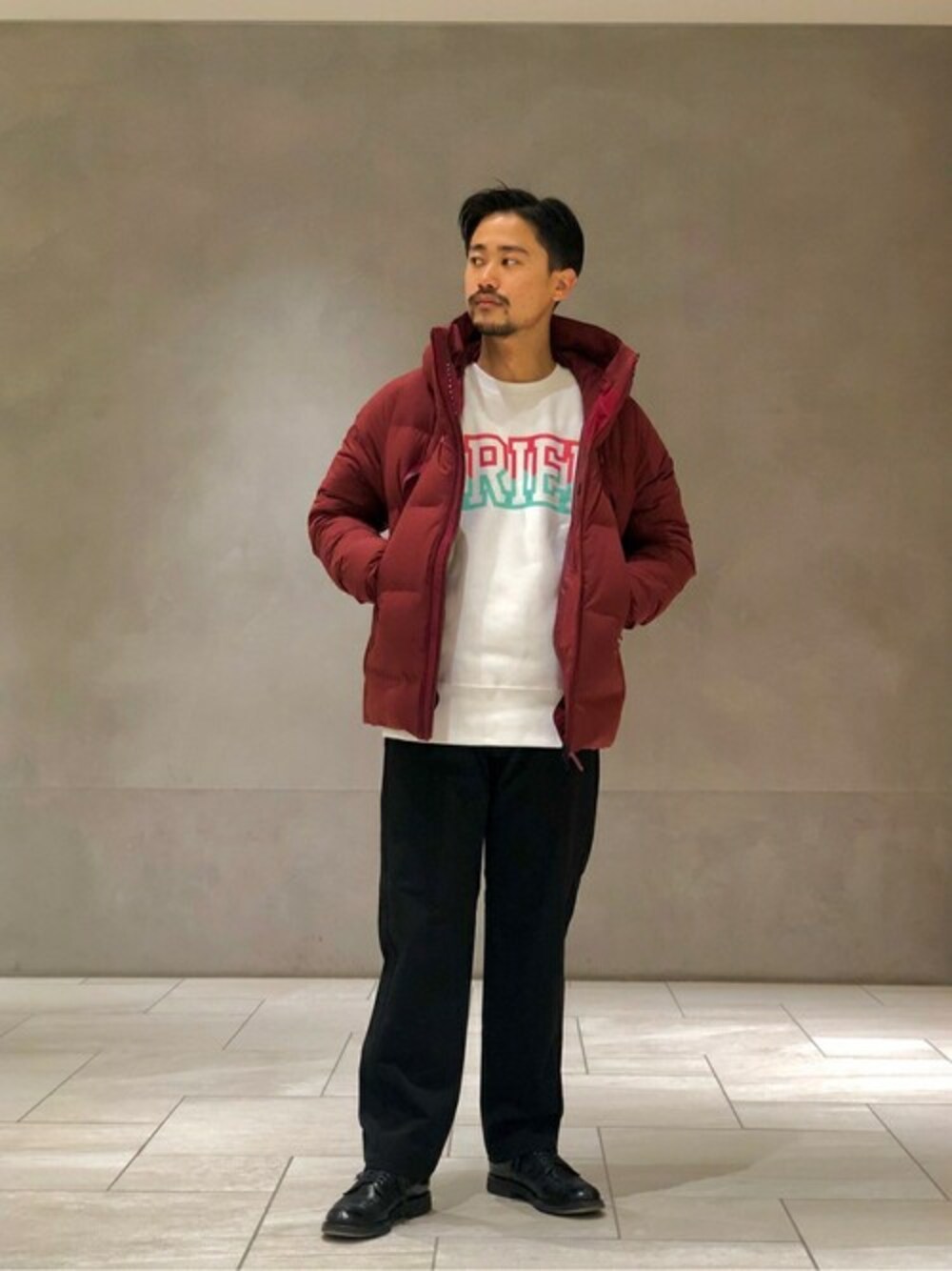 レッド系のダウンジャケット/コート、ホワイト系のスウェット、ブラック系のカーゴパンツを着用したメンズの冬コーディネートの1枚目の写真