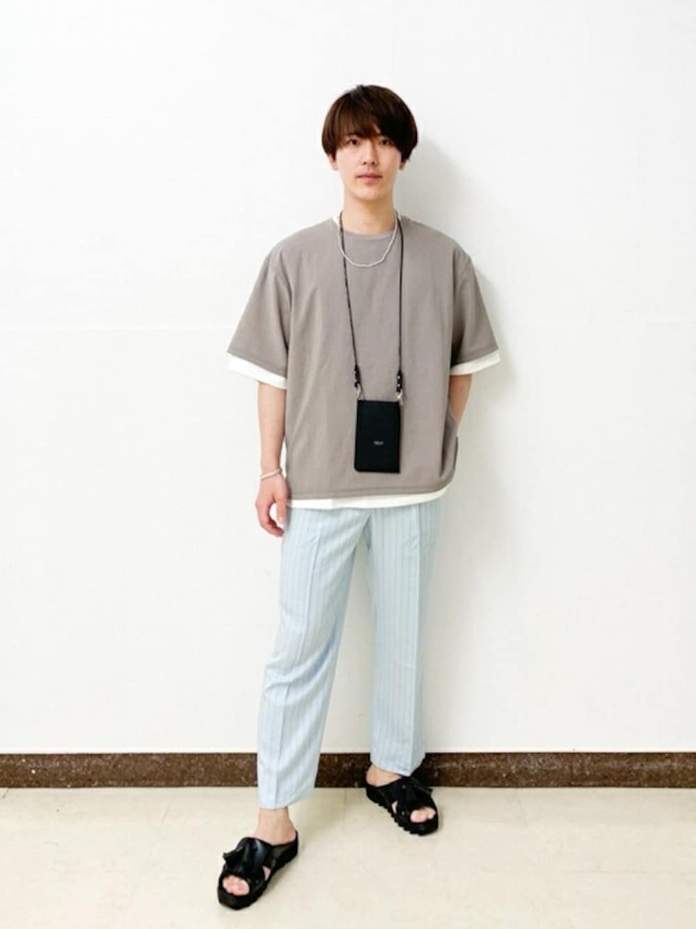 「ビッグシルエット、Tシャツ、スラックス、レイヤードスタイル、休日スタイル、journal standard、シンプルコーデ、春夏コーデ、夏コーデ、ゆるコーデ」｜「JOURNAL STANDARDの【EVALET / エバレット】ストレッチ ウォッシャブル Tシャツ / 無地T（Tシャツ/カットソー、イエロー系）」を使った、ジャーナルスタンダード メンズさん（メンズ・175cm）の春コーディネートの1枚目の写真