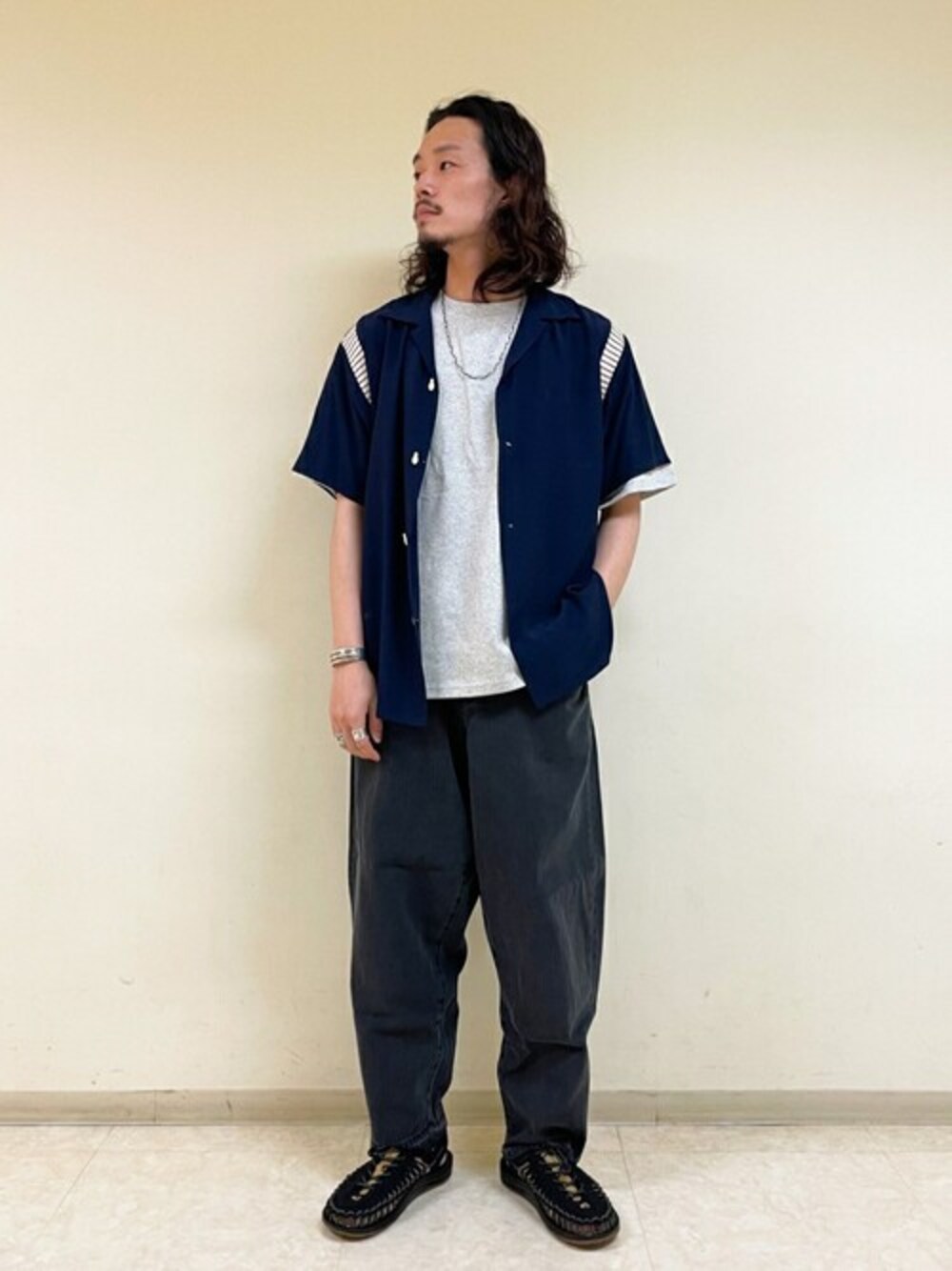 「Tシャツ、大人カジュアル、休日スタイル、デニムパンツ、journal standard、バルーンパンツ、keen、シャツスタイル、夏コーデ、ゆるコーデ」｜「STYLE EYESの【STYLE EYES×JOURNAL STANDARD/スタイルアイズ】別注 WITH RIBS SHIRT（シャツ/ブラウス、ブルー系）」を使った、ジャーナルスタンダード メンズさん（メンズ・174cm）の夏コーディネートの1枚目の写真