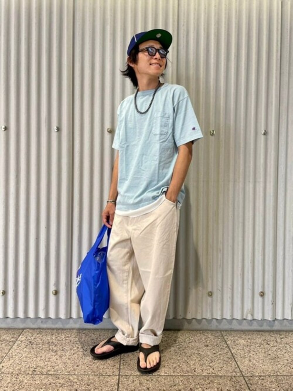 「トートバッグ、Tシャツ、休日スタイル、Champion、journal standard、バルーンパンツ、サンダル、白パンツ、夏コーデ、くすみカラー」｜「Championの【CHAMPION×JORNAL STANDARD】別注 T-1011 ポケットTシャツ / 無地T（Tシャツ/カットソー、ブルー系）」を使った、ジャーナルスタンダード メンズさん（メンズ・172cm）の夏コーディネートの1枚目の写真