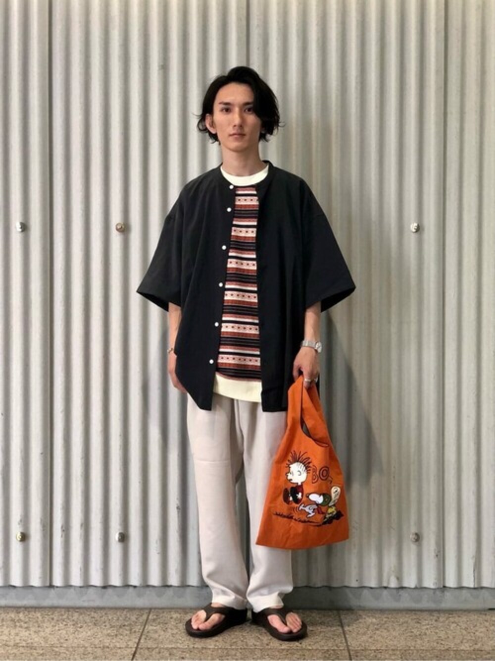 ブラック系のシャツ/ブラウス、イエロー系のTシャツ/カットソー、ベージュ系のその他パンツを着用したメンズの夏コーディネートの1枚目の写真