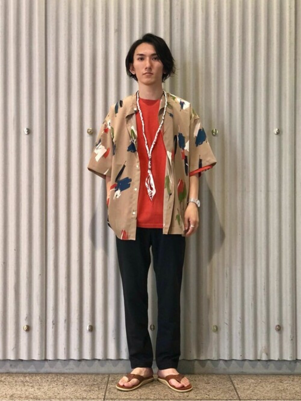 ベージュ系のシャツ/ブラウス、オレンジ系のTシャツ/カットソー、ブラック系のその他パンツを着用したメンズの夏コーディネートの1枚目の写真