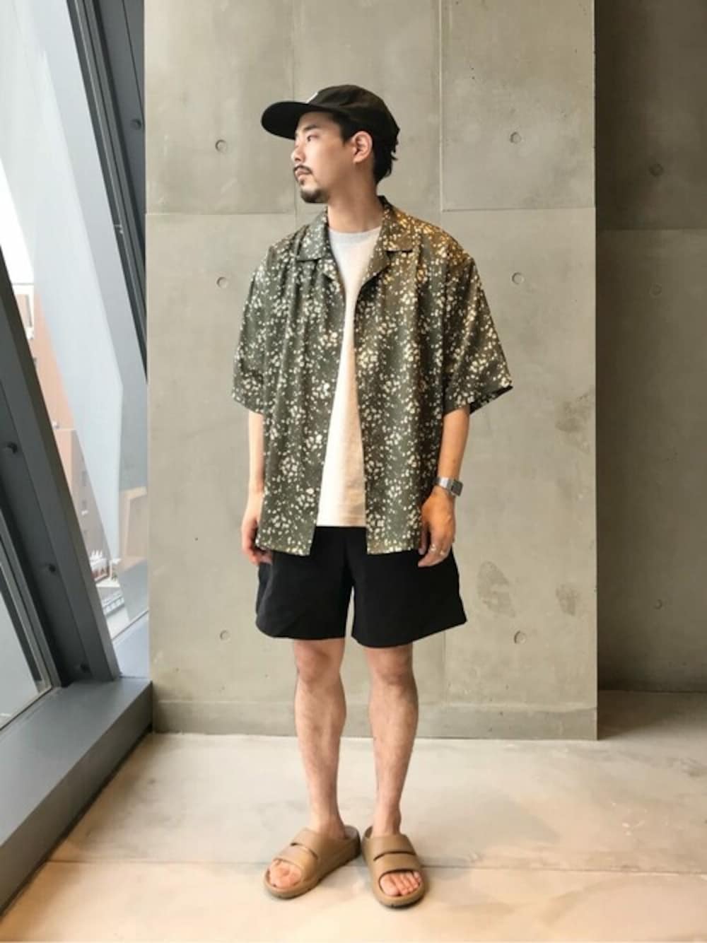 「柄シャツ、キャップ、ショートパンツ、レイヤードスタイル、大人カジュアル、休日スタイル、journal standard、サンダル、夏コーデ、無地T」｜「JOURNAL STANDARDの【Seterie Argenti】FLORETS オープンカラーショートスリーブシャツ（シャツ/ブラウス、グリーン系）」を使った、ジャーナルスタンダード メンズさん（メンズ・165cm）の夏コーディネートの1枚目の写真