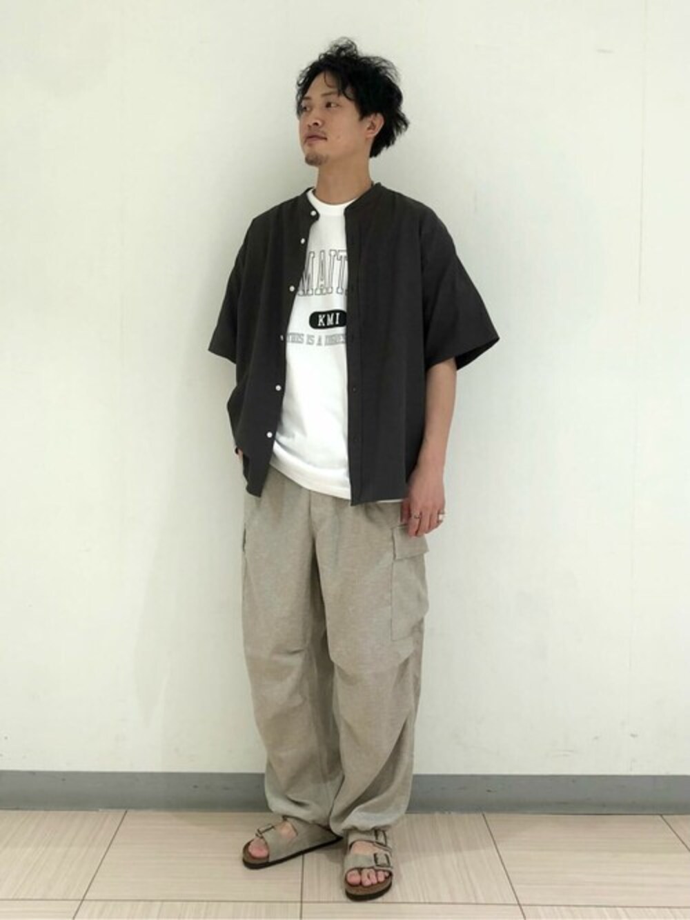 ブラウン系のシャツ/ブラウス、ホワイト系のTシャツ/カットソー、ベージュ系のカーゴパンツを着用したメンズの夏コーディネートの1枚目の写真