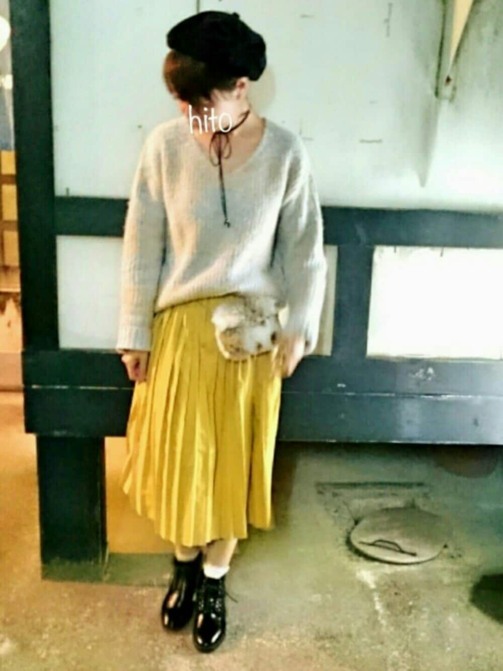 ブラック系のブーツ、イエロー系のスカート、グレー系のニット/セーターを着用したレディースの冬コーディネートの1枚目の写真