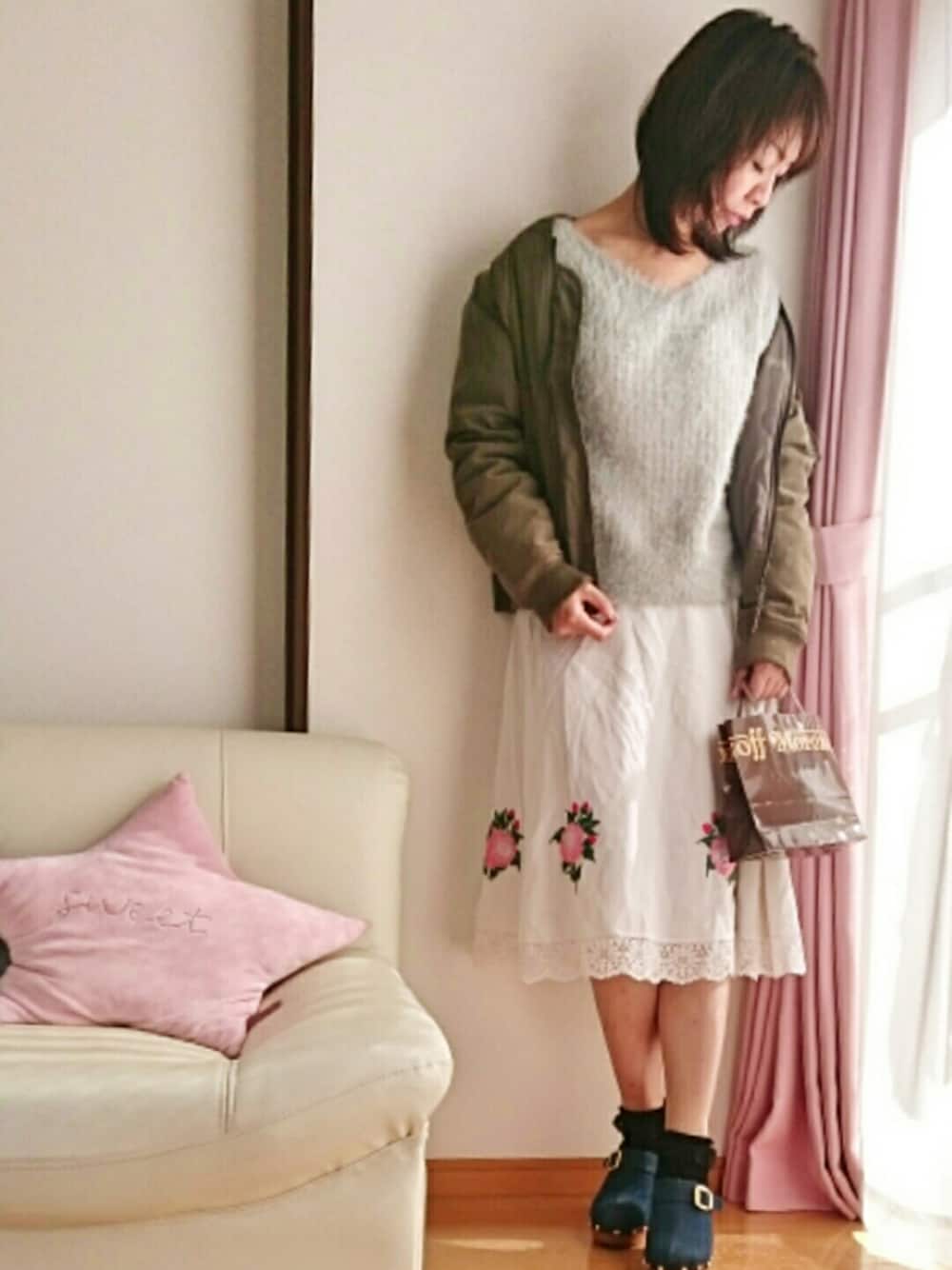 ホワイト系のスカート、ブルー系のシューズ、ブルー系のニット/セーターを着用したレディースの冬コーディネートの1枚目の写真