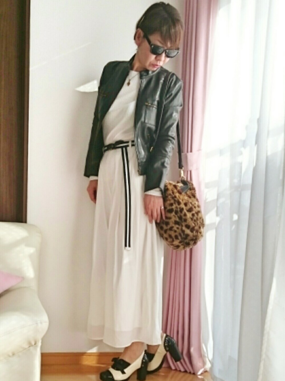 ホワイト系のその他パンツ、ブラック系のパンプス、ブラック系のライダースジャケットを着用したレディースの冬コーディネートの1枚目の写真