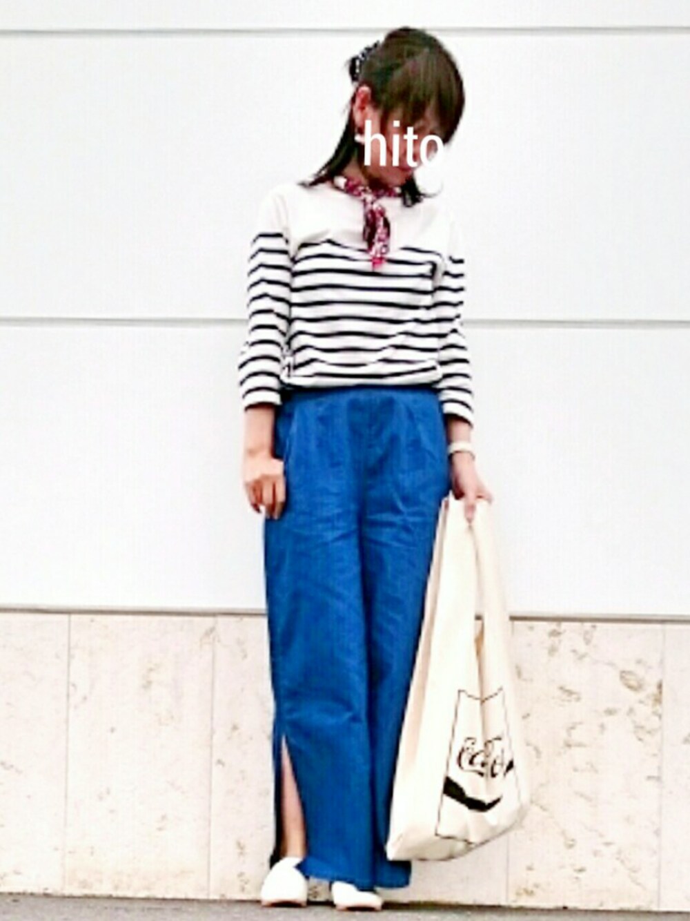 ブルー系のデニムパンツ、ホワイト系のトートバッグ、ホワイト系のTシャツ/カットソーを着用したレディースの春コーディネートの1枚目の写真