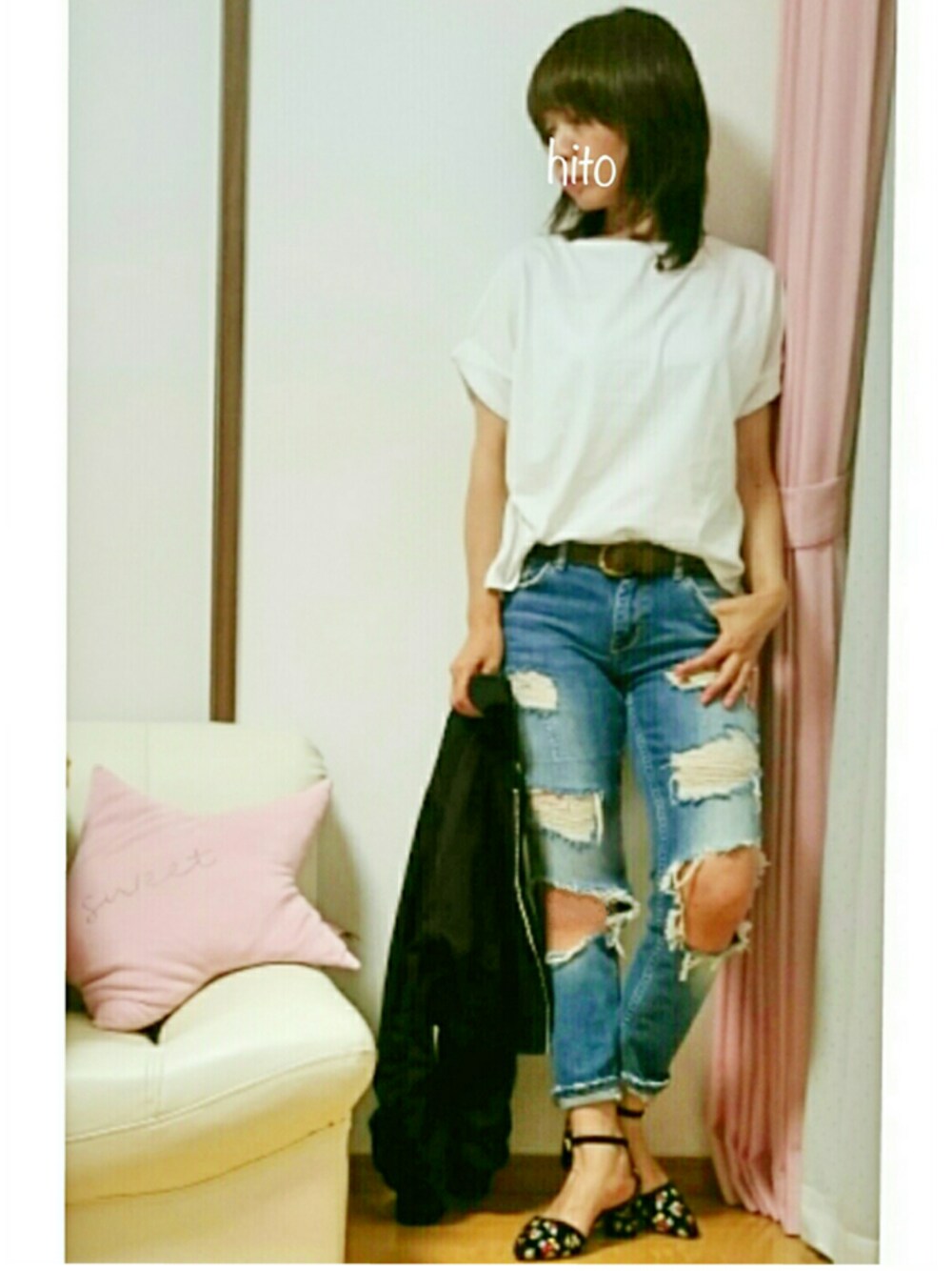 ホワイト系のTシャツ/カットソー、ブラック系のMA-1、ブラック系のパンプスを着用したレディースの春コーディネートの1枚目の写真