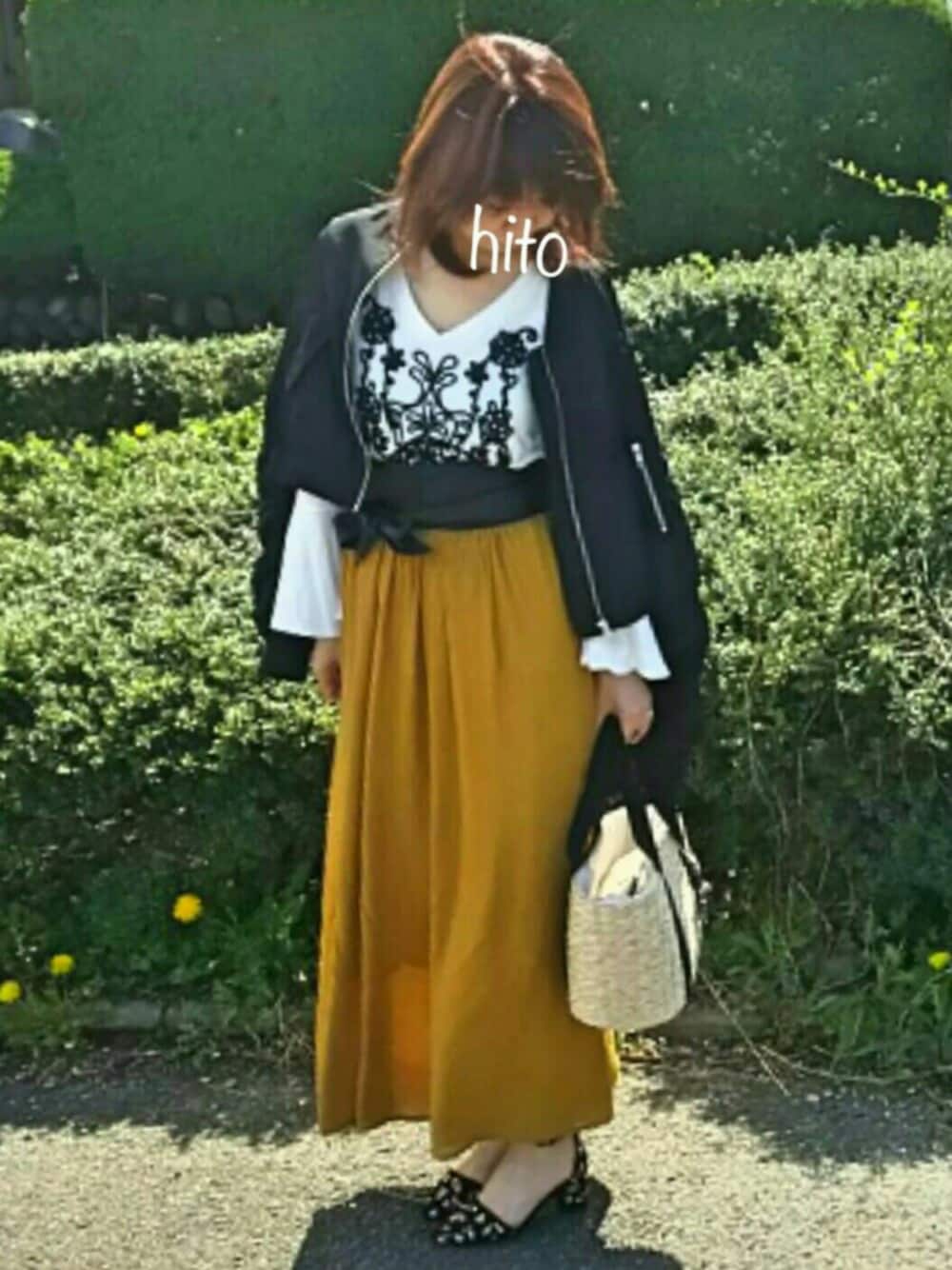 ブラック系のMA-1、ホワイト系のTシャツ/カットソー、ブラック系のかごバッグを着用したレディースの春コーディネートの1枚目の写真