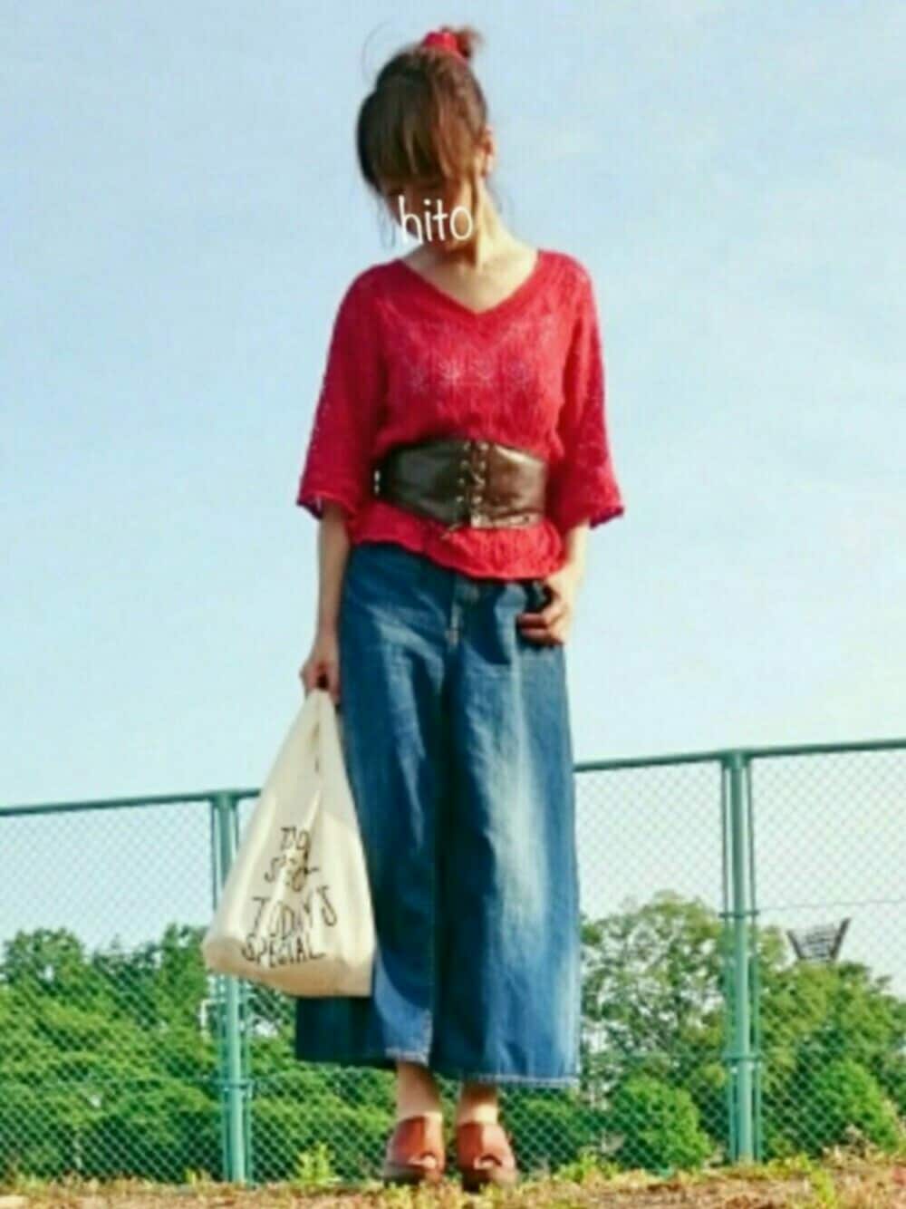 レッド系のニット/セーター、ブルー系のデニムパンツ、ホワイト系のエコバッグ/サブバッグを着用したレディースの春コーディネートの1枚目の写真