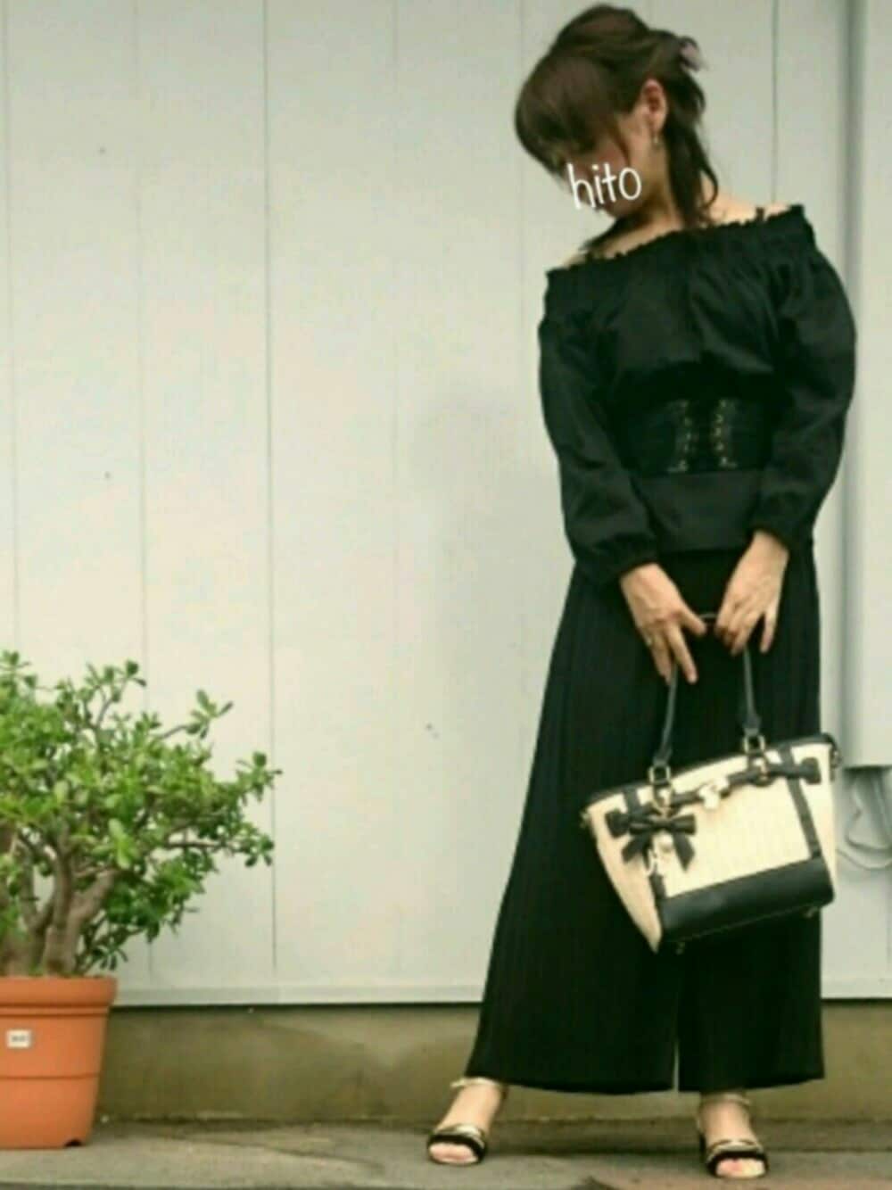 「ダイエット中、ブラックコーデ、オフショル、ピアス、バックチャーム、アラフィフ、アダルトおカワたん部、サンダル、ハーフアップ、コルセットベルト」｜「Take5のアイテム（サンダル、ブラック系）」を使った、hito さん（レディース・164cm）の夏コーディネートの1枚目の写真