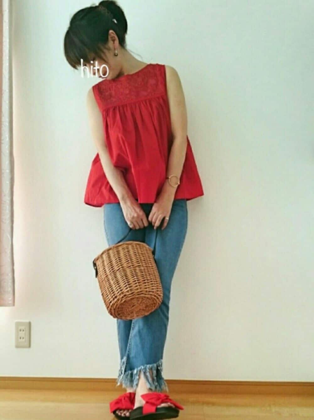 ブラウン系のかごバッグ、ブルー系のデニムパンツ、レッド系のサンダルを着用したレディースの夏コーディネートの1枚目の写真