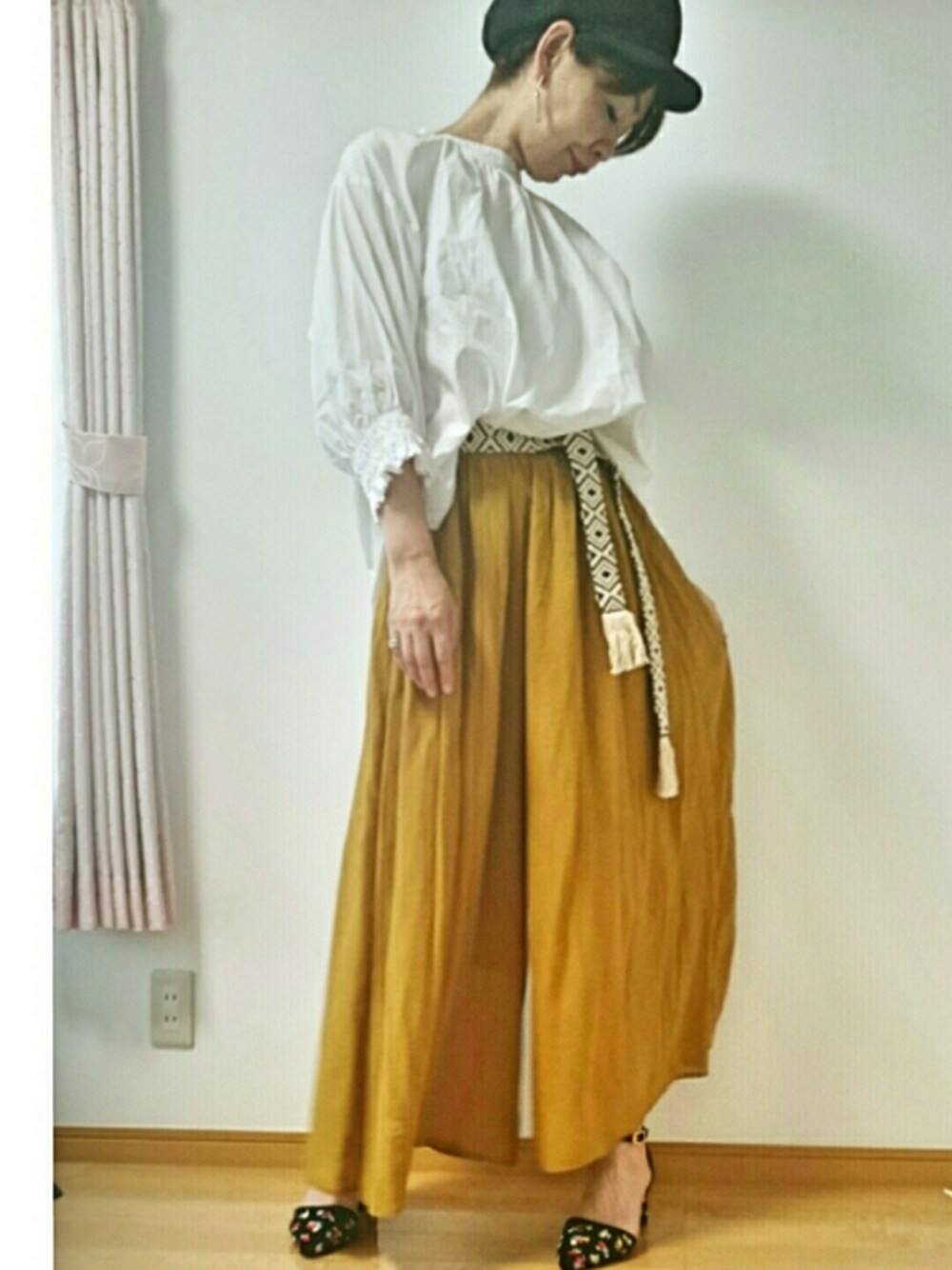 ホワイト系のシャツ/ブラウス、イエロー系のその他パンツ、ブラック系のパンプスを着用したレディースの夏コーディネートの1枚目の写真