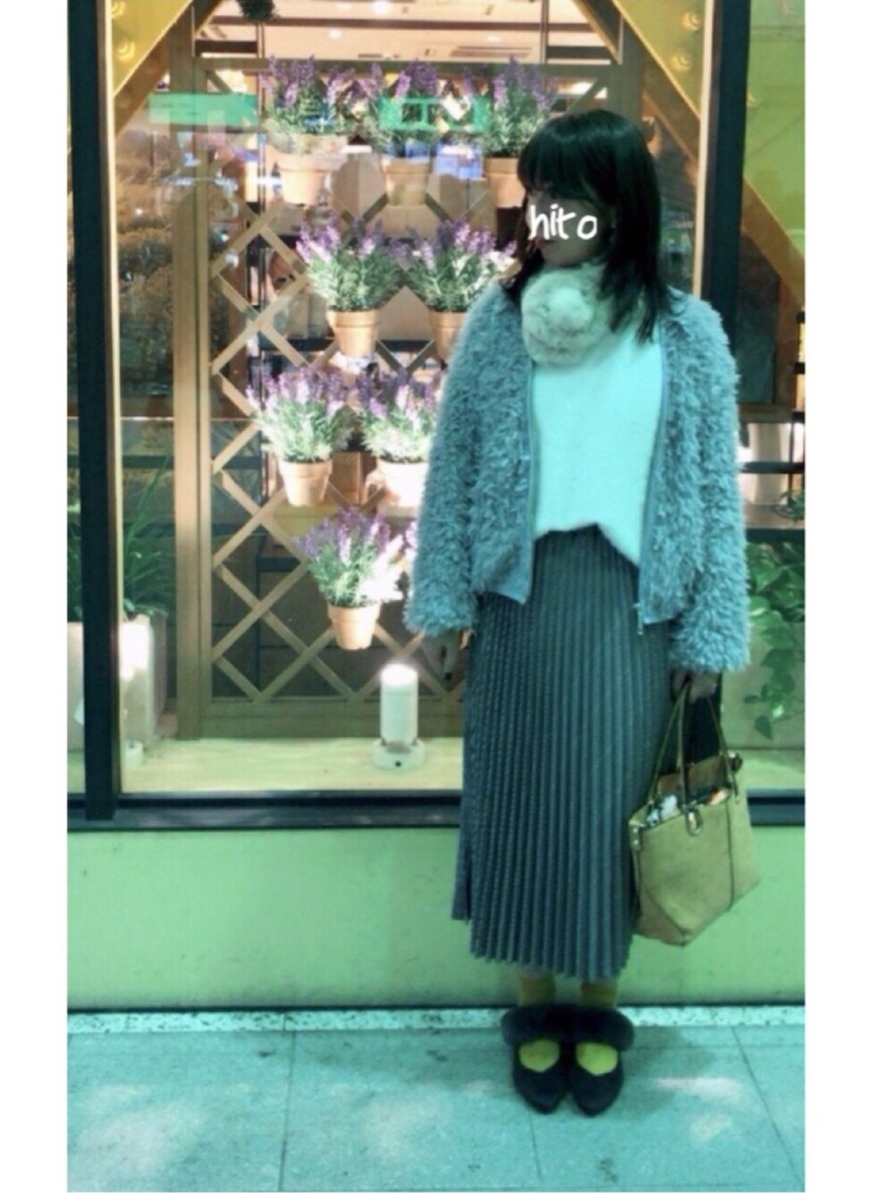 ホワイト系のニット/セーター、グレー系のブルゾン、グレー系のスカートを着用したレディースの冬コーディネートの1枚目の写真