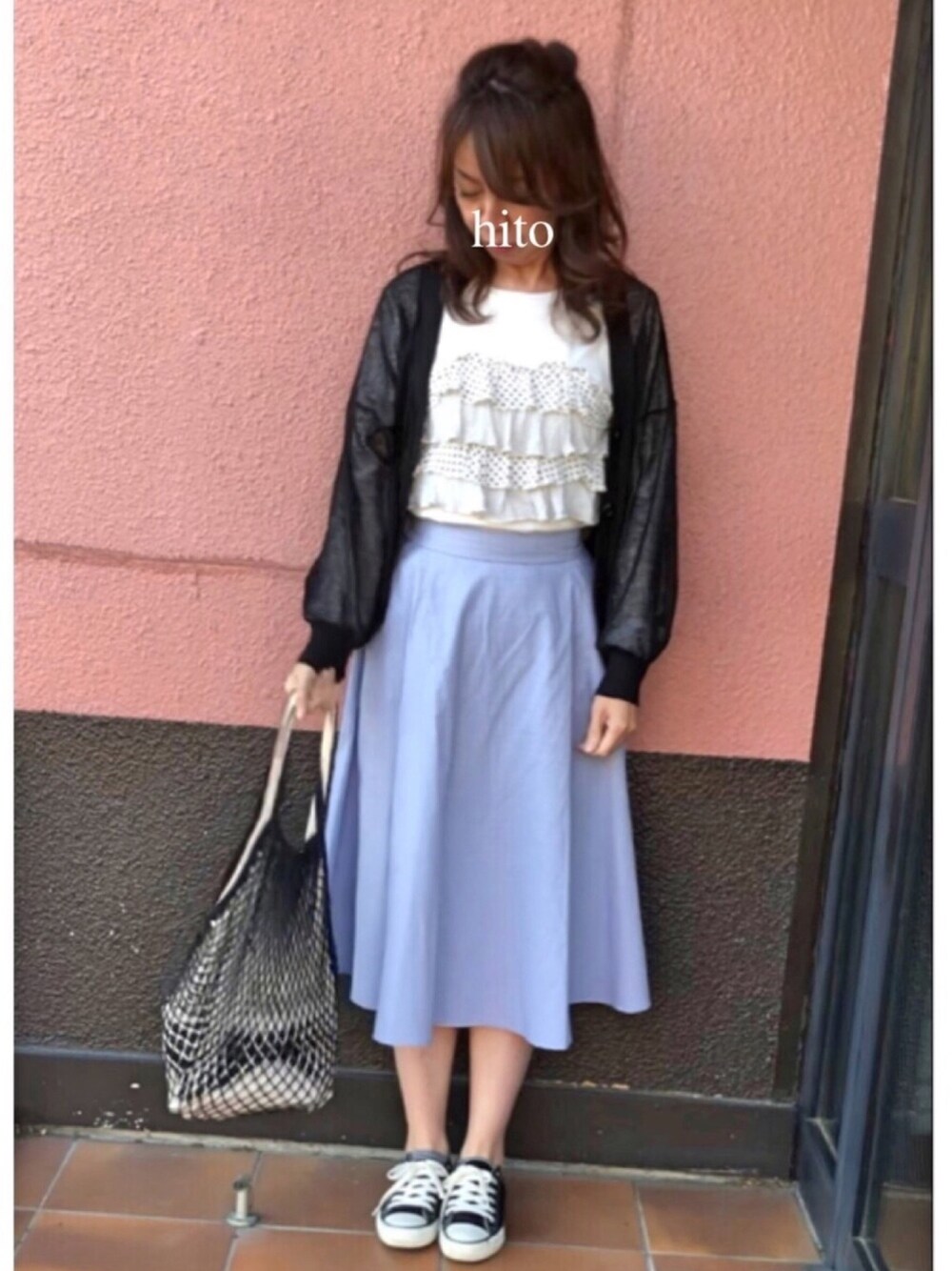 ブルー系のスカート、ベージュ系のトートバッグ、ブラック系のトートバッグを着用したレディースの春コーディネートの1枚目の写真