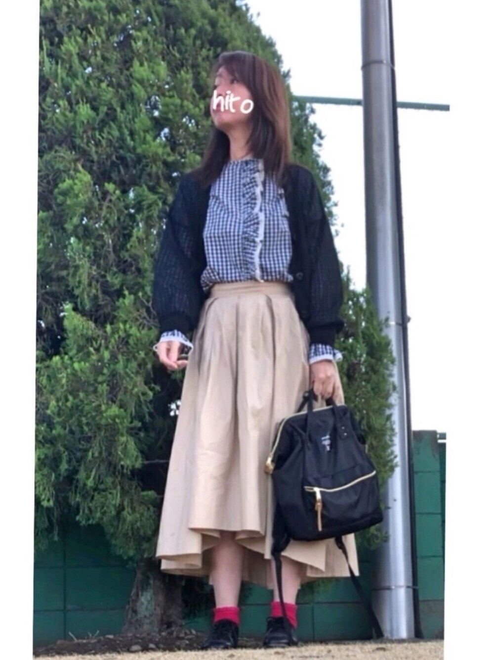 ブラック系のシャツ/ブラウス、ブラック系のカーディガン/ボレロ、ベージュ系のスカートを着用したレディースの春コーディネートの1枚目の写真