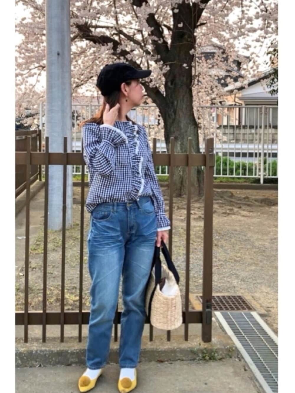 「アラフィフ、アダルトおカワたん部、ピンクフェス4告知、愛猫、差し色、かごバッグ、お花見、ギンガムチェックシャツ、キャンディスリーブ、バレエシューズ」｜「MERLOTの比翼フリルチェック柄ブラウス2662（シャツ/ブラウス、ブラック系）」を使った、hito さん（レディース・164cm）の春コーディネートの1枚目の写真