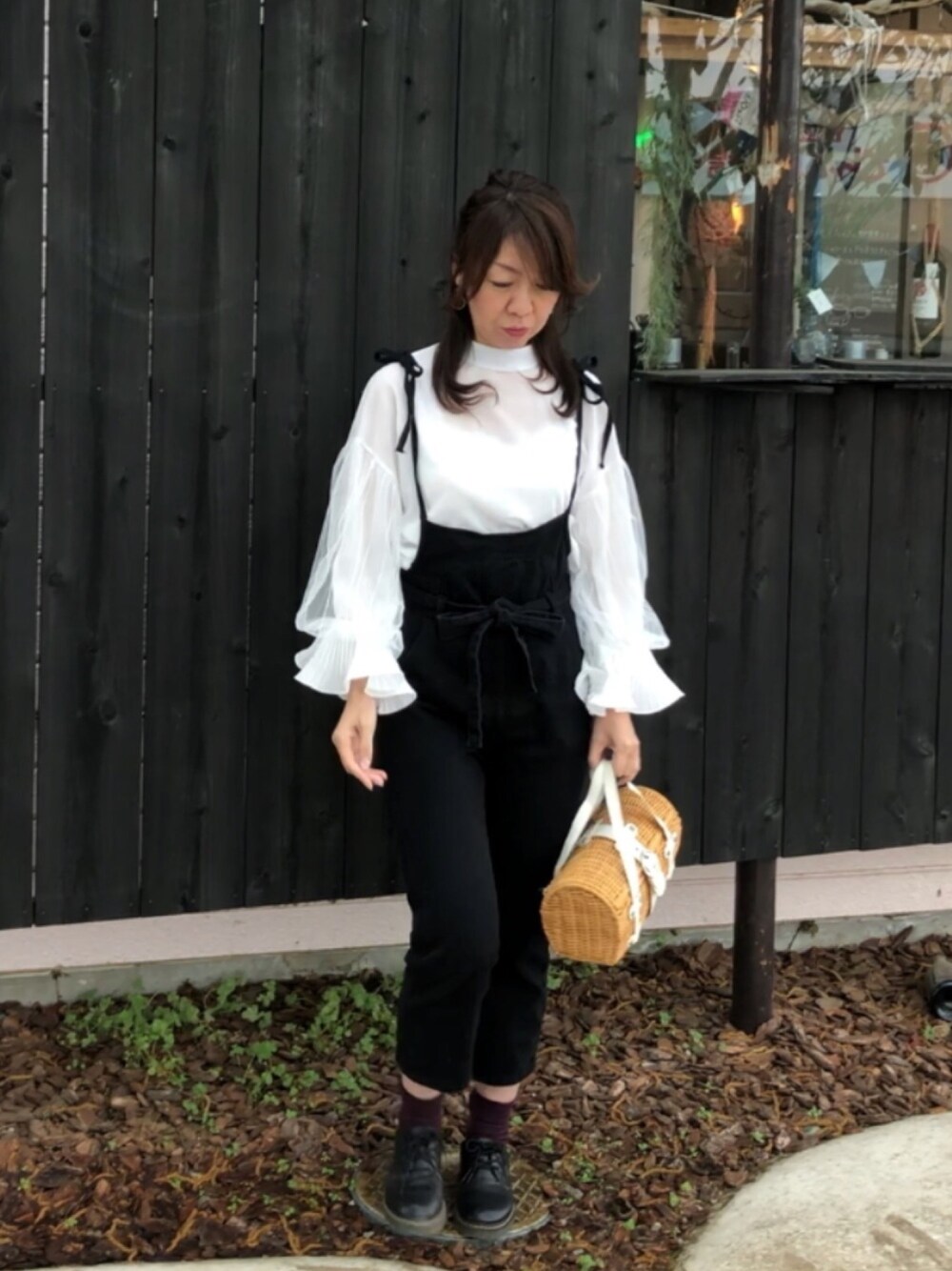 「アラフィフ、パンツスタイル、オックスフォードシューズ、アダルトおカワたん部、ピンクフェス4告知、紫靴下、かごバッグ、サロペット、ブラウス」｜「fifthの【インスタグラマーコラボ】キャミソールデザインコンビネゾン（つなぎ/オールインワン、ブラック系）」を使った、hito さん（レディース・164cm）の春コーディネートの1枚目の写真