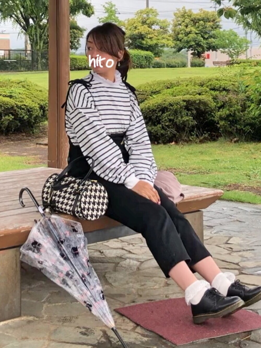 ホワイト系のTシャツ/カットソー、ブラック系のつなぎ/オールインワン、ブラック系のドレスシューズを着用したレディースの春コーディネートの1枚目の写真