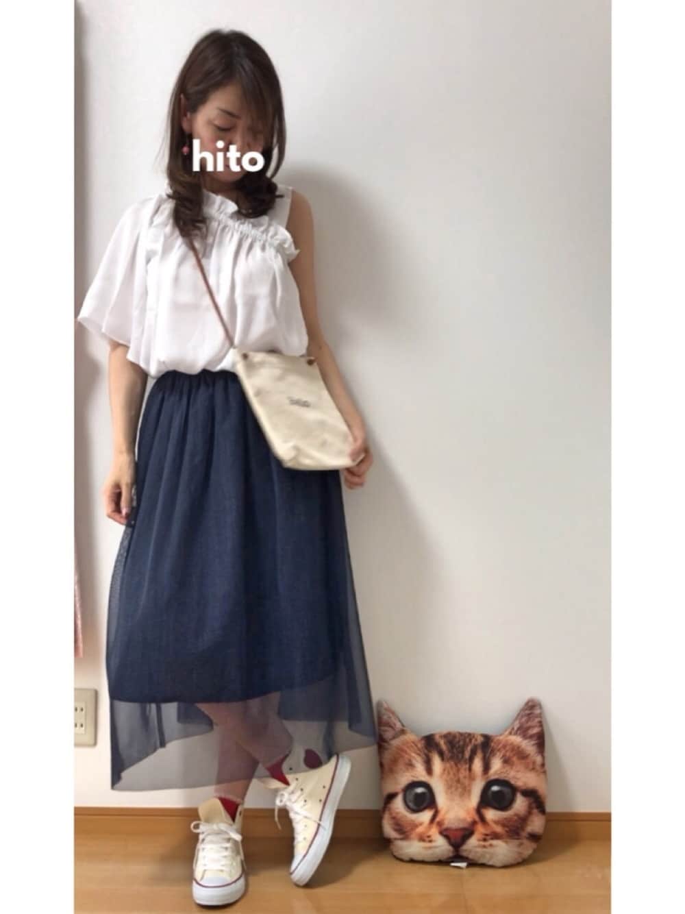 ブルー系のスカート、ホワイト系のショルダーバッグ、ホワイト系のスニーカーを着用したレディースの春コーディネートの1枚目の写真
