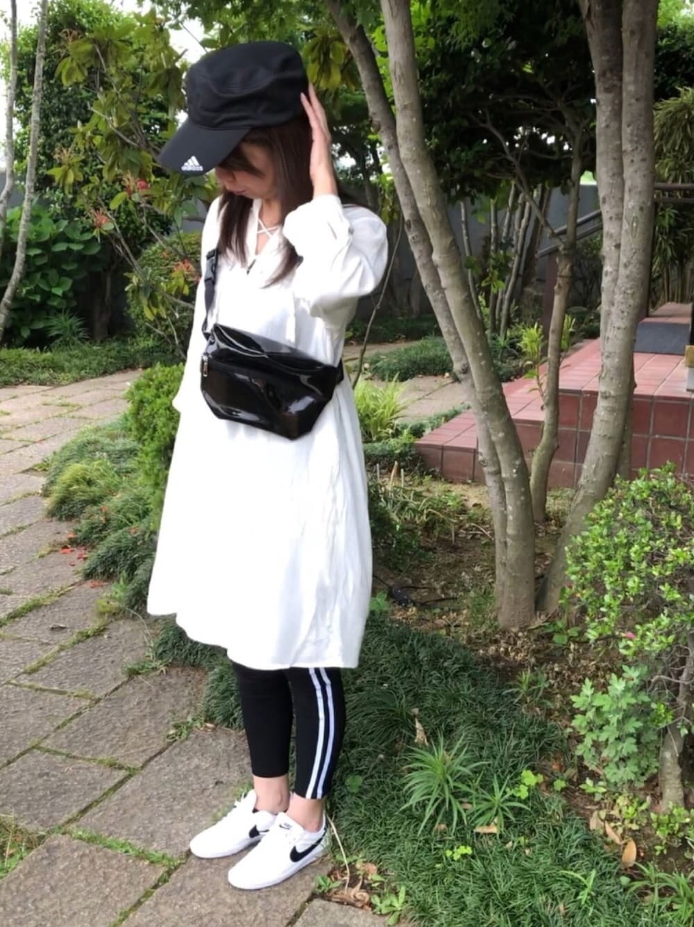 ホワイト系のワンピース、ブラック系のその他パンツ、ホワイト系のスニーカーを着用したレディースの春コーディネートの1枚目の写真